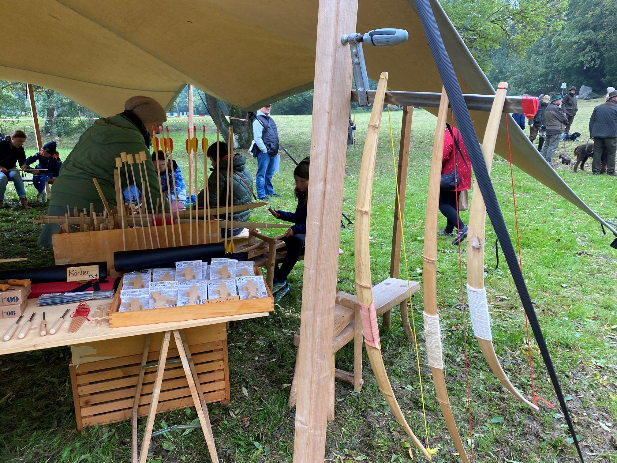 Händlerstand mit Holzbogen auf einem Herbstmarkt