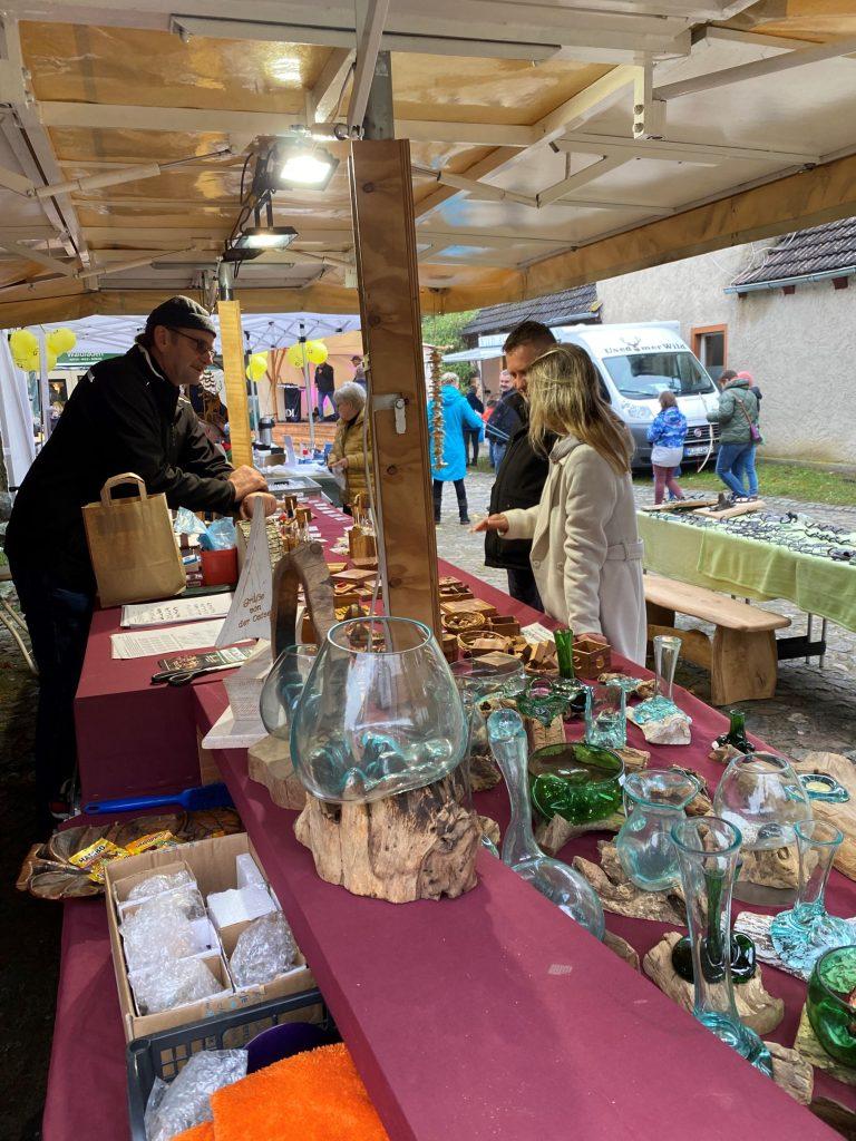 Händlerstand mit Deko-Artikeln auf einem Markt