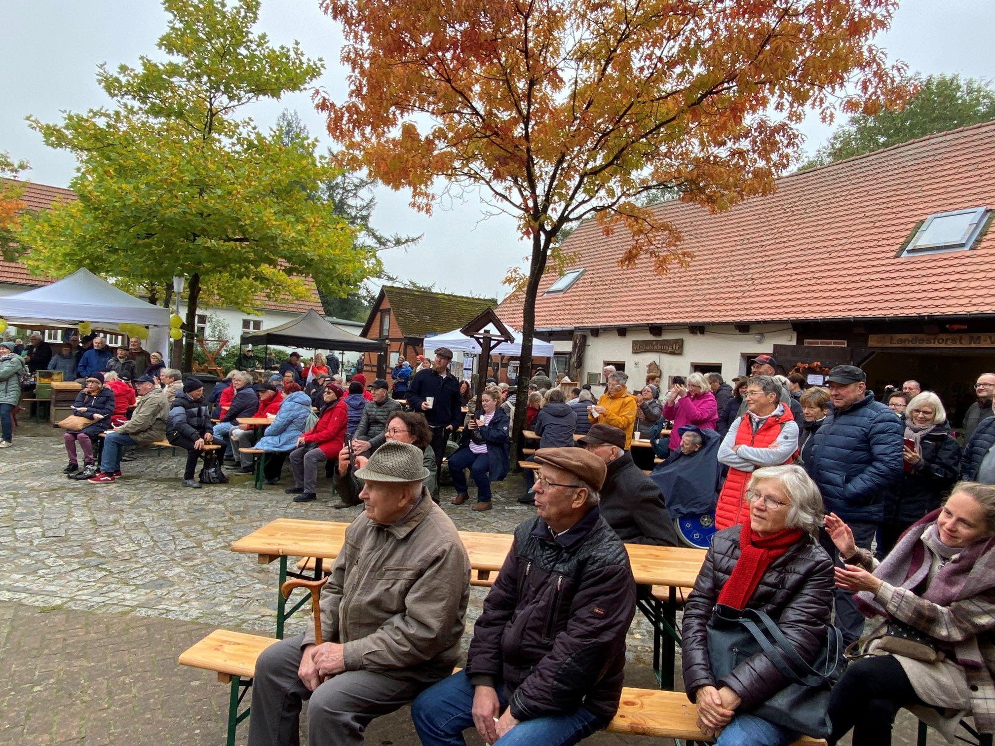 Publikum auf einem Markt