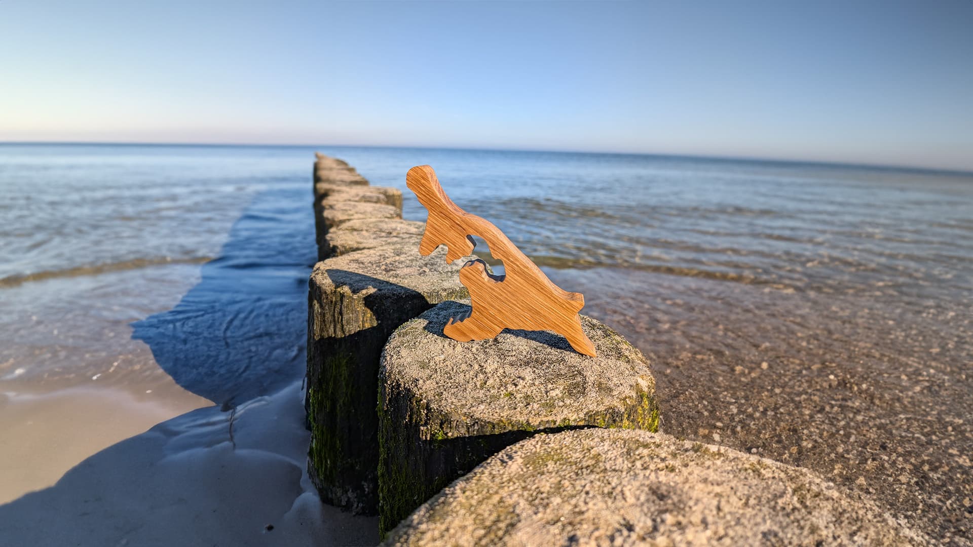 Holz-Umriss der Insel Usedom auf Buhle