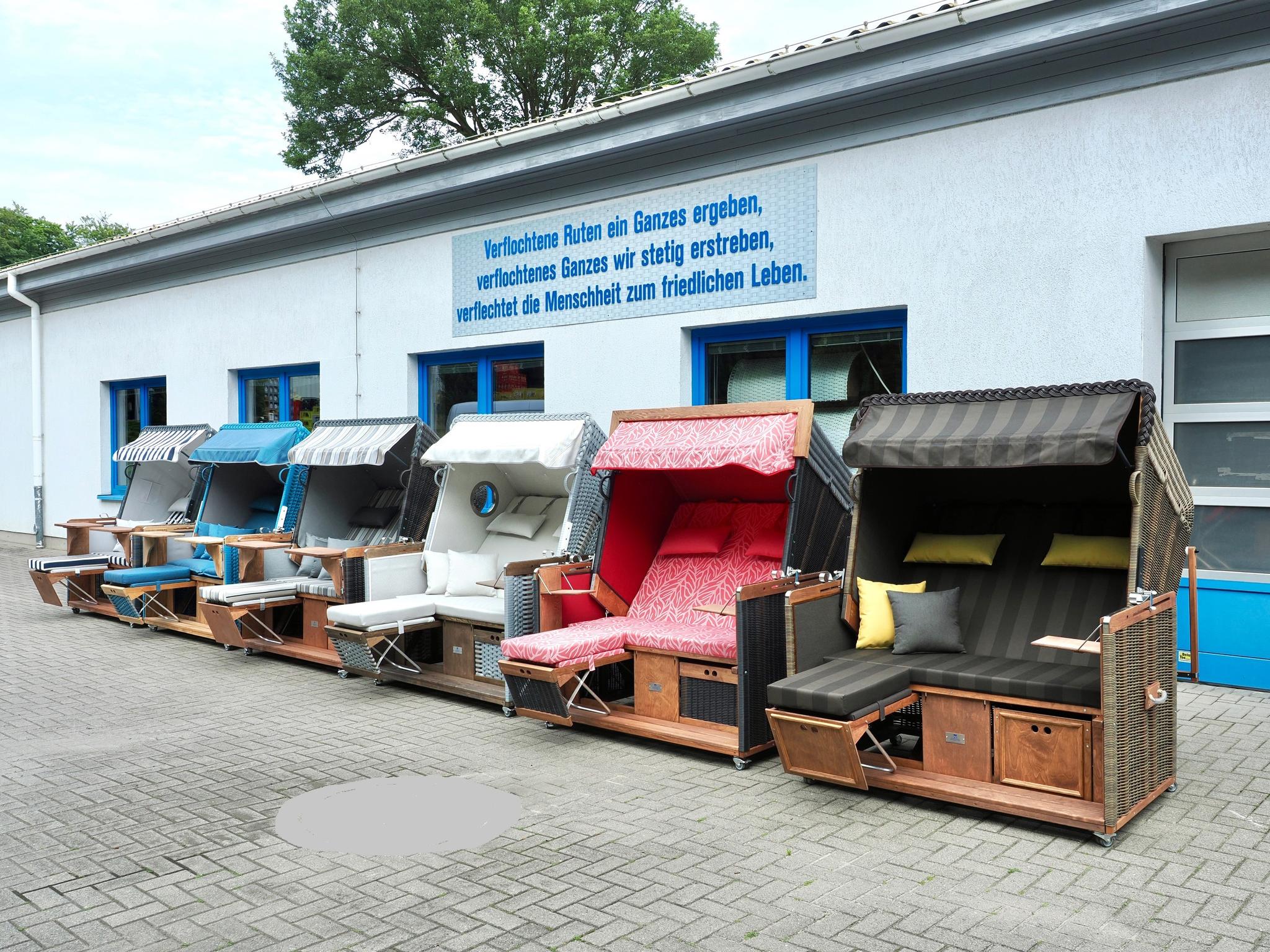 sechs strandkörbe vor der strandkorbfabrik