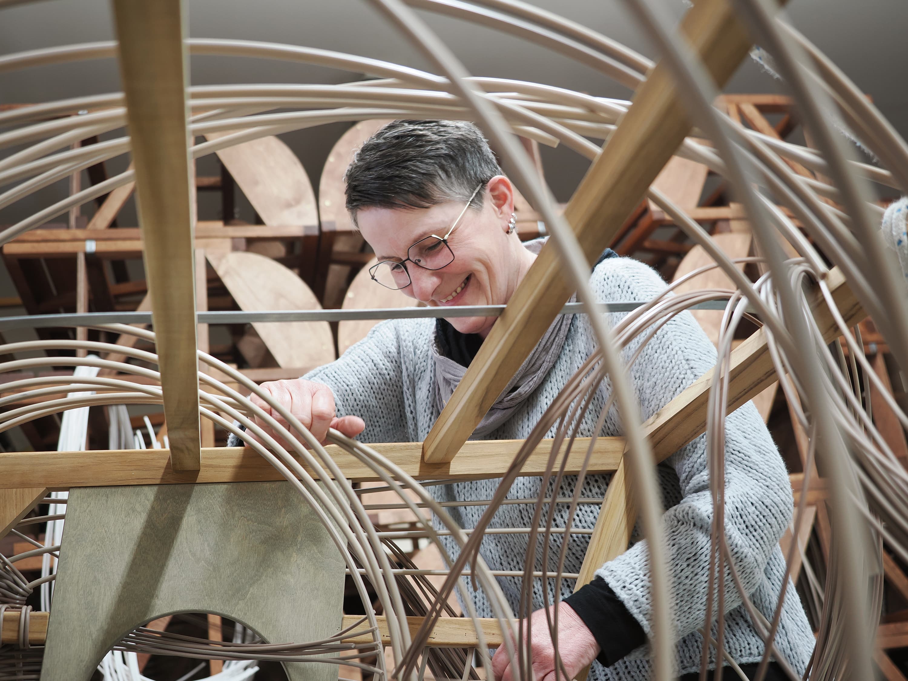 andrea von der strandkorbfabrik bei der arbeit