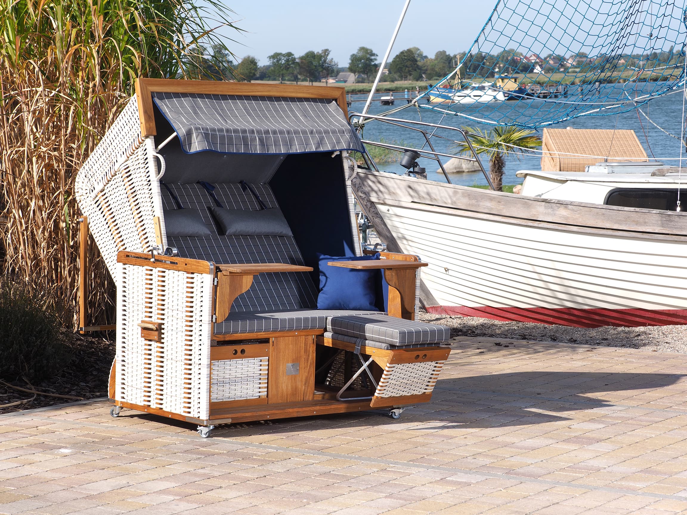 strandkorb am hafen mit fischerboot im hintergrund