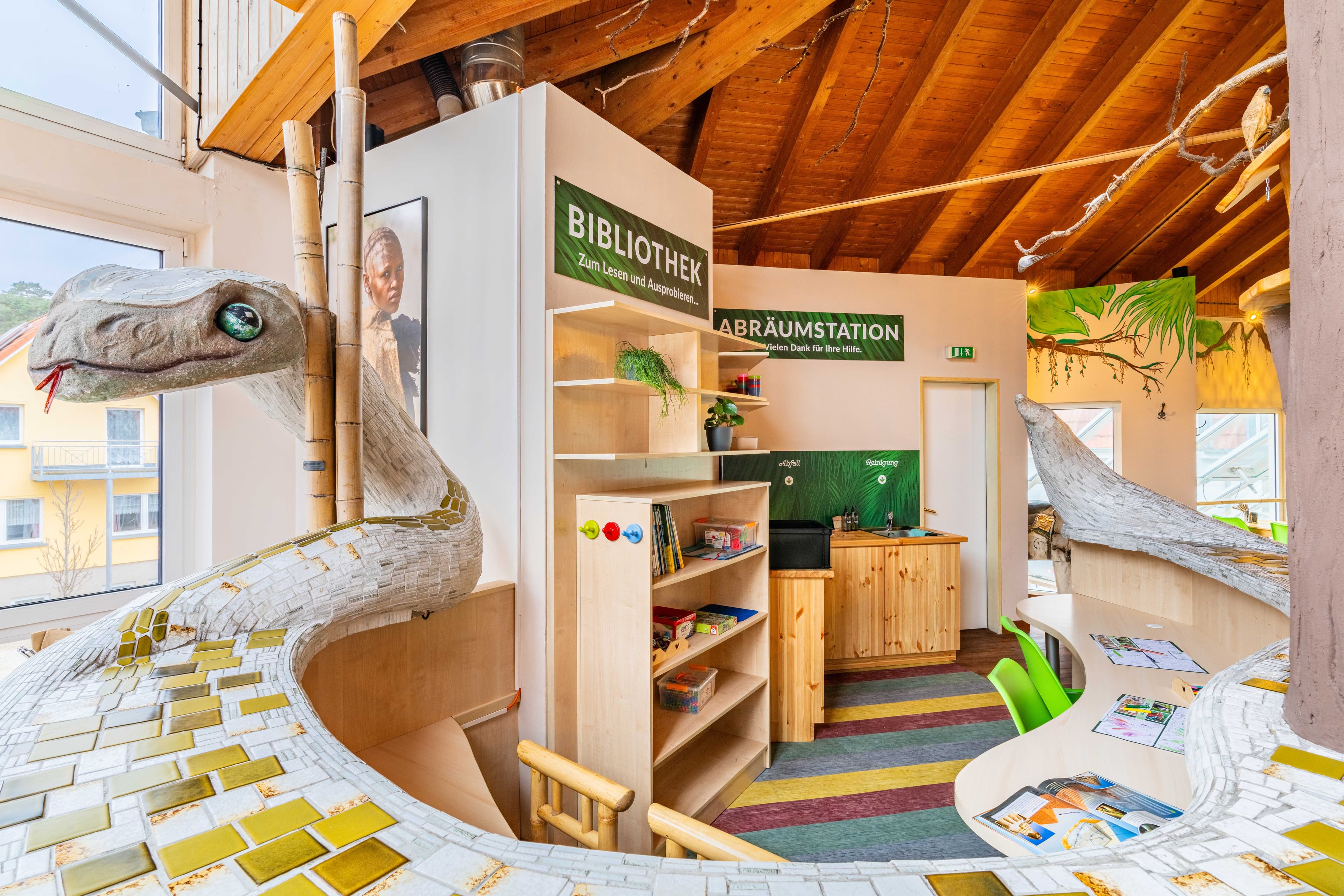 eine kleine Bibliothek für Kinder, die liebevoll gestaltet ist