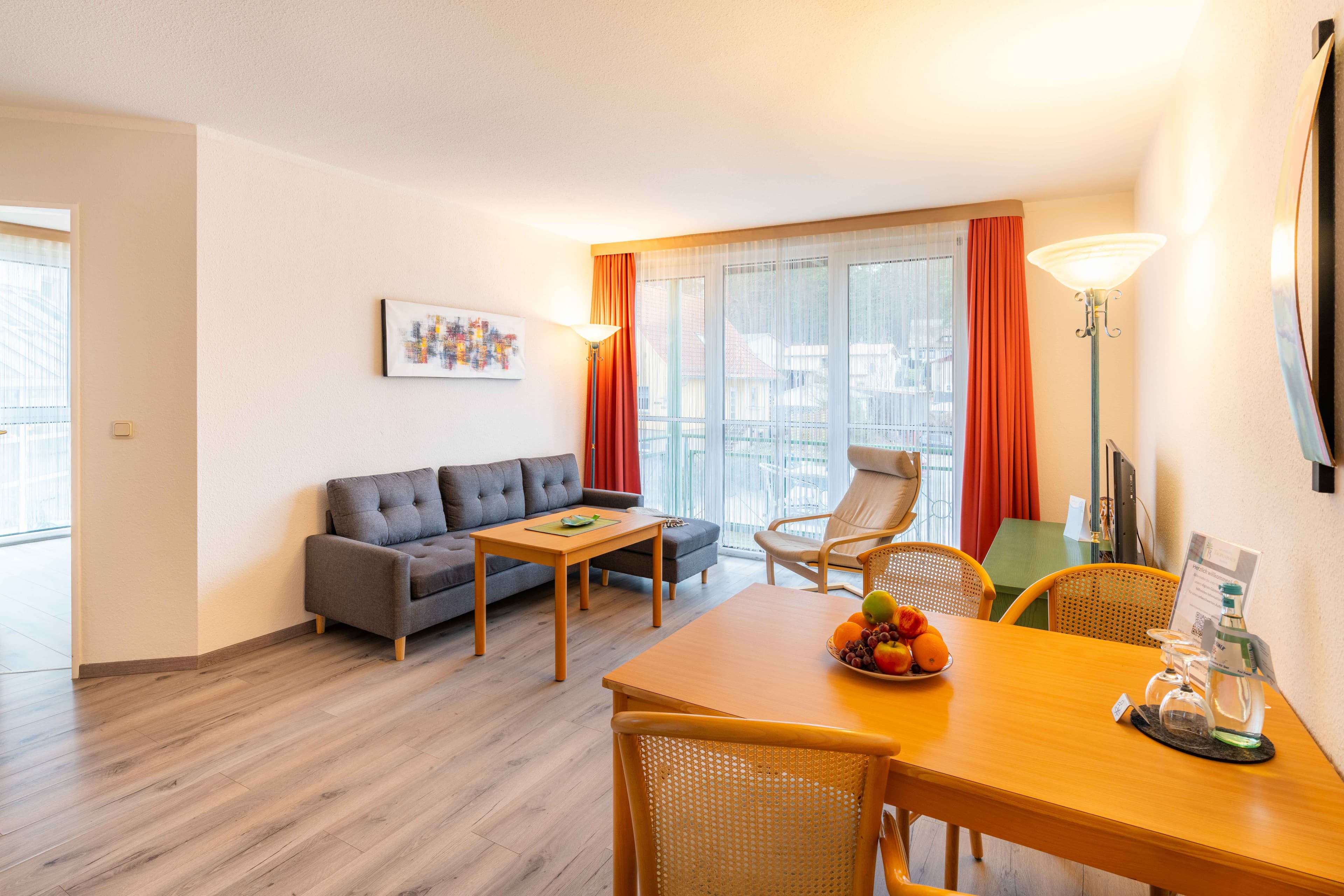 Wohnküchenbereich eines Apartments mit Couch und Tischgruppe