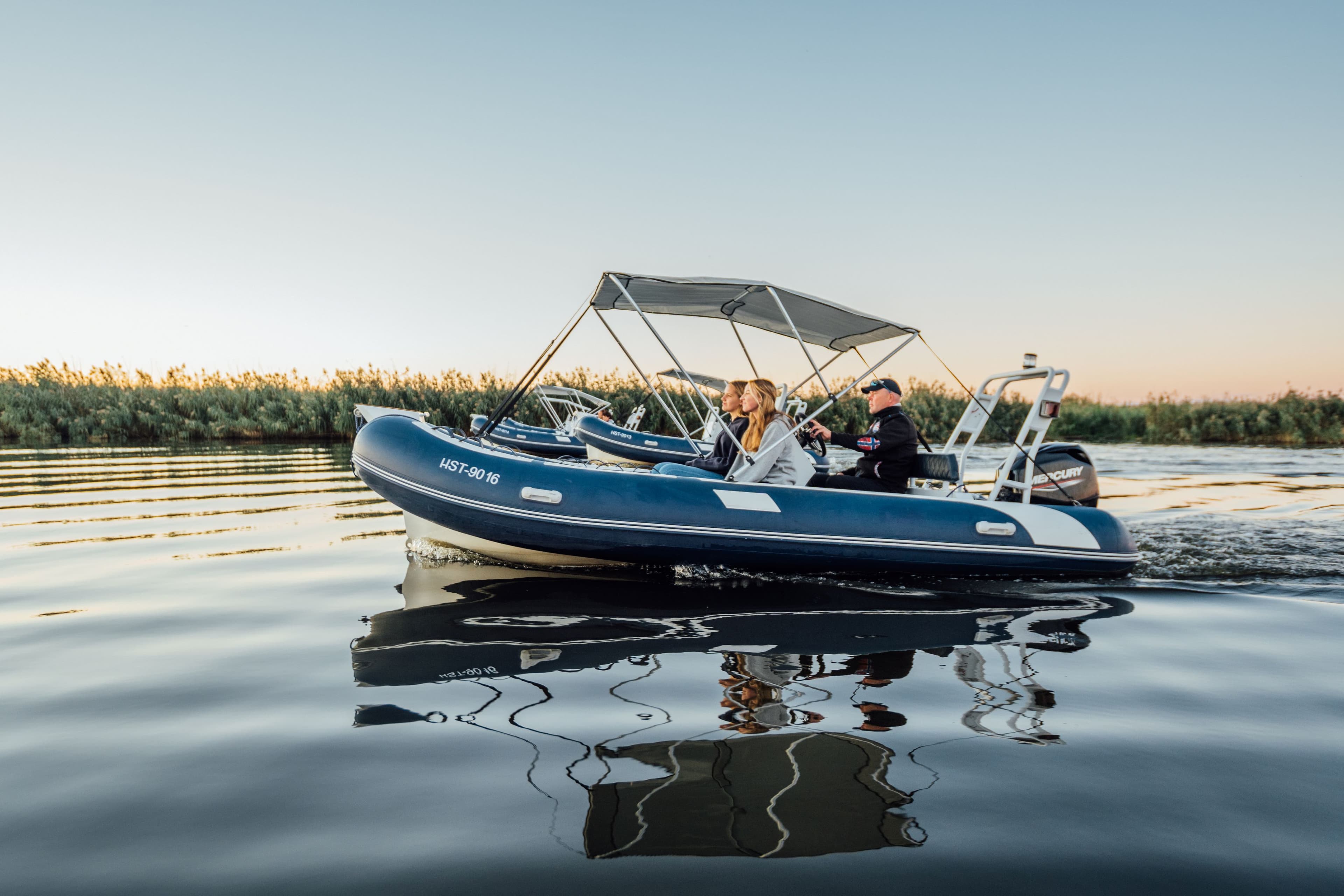 abenteuer-flusslandschaft-Motorboot