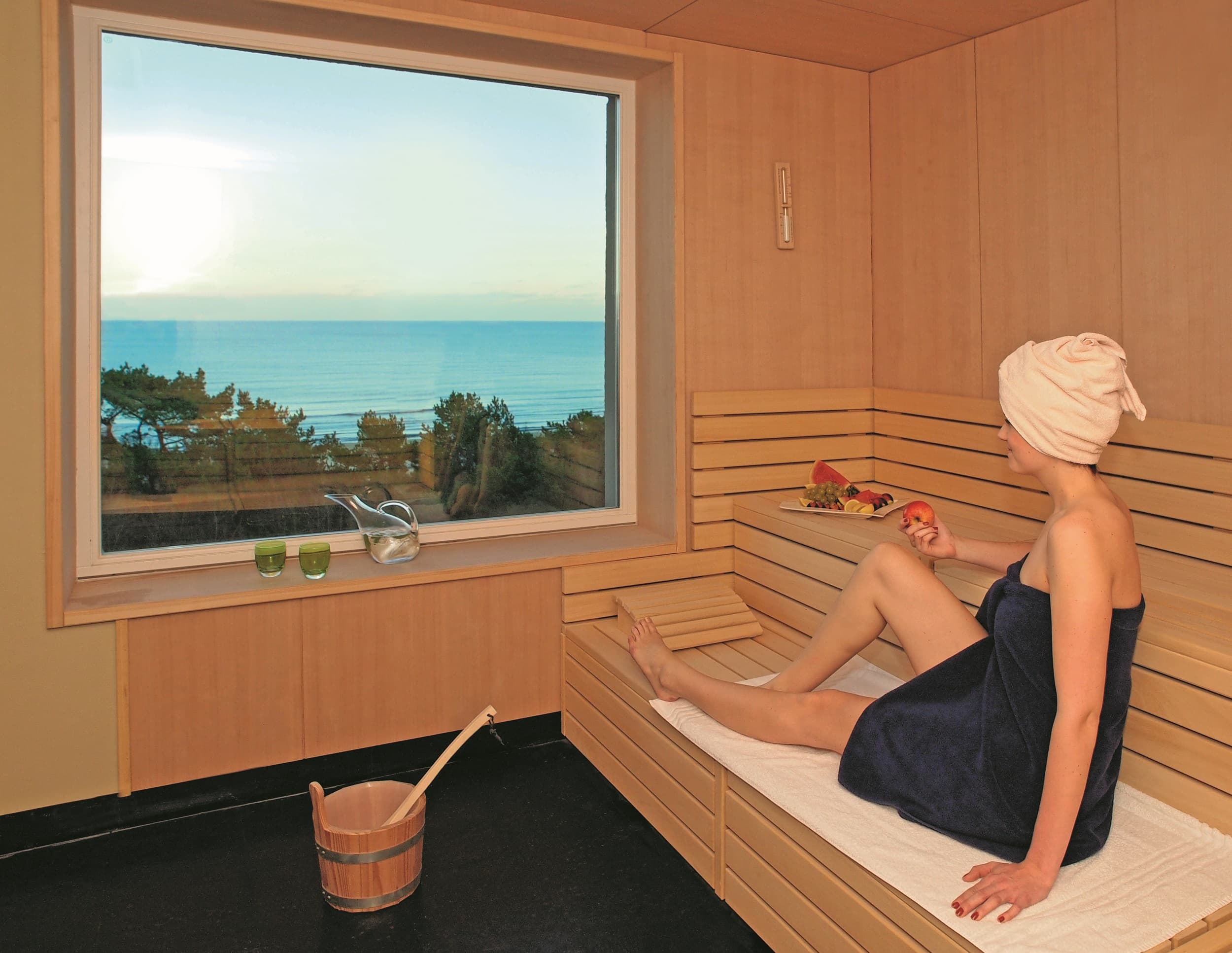 Frau in der Sauna mit Panoramablick