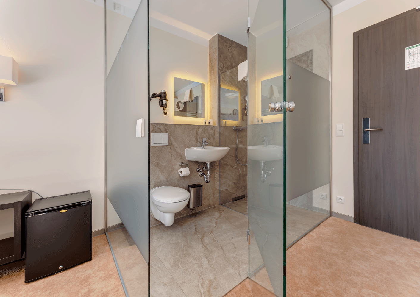 Badezimmer mit großer, gläsernen Dusche