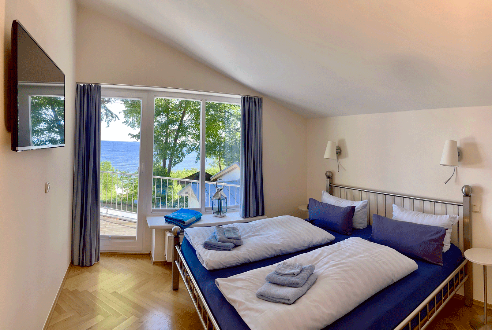 Zwei Betten in einem Raum mit wunderbarer Aussicht auf das Meer 