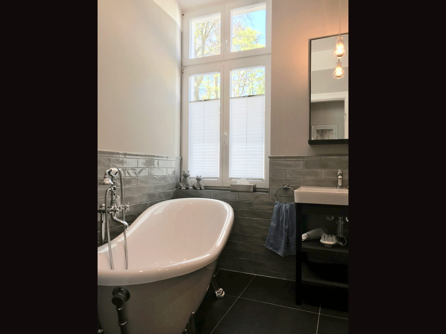 Badewanne in einem stilvoll eingerichteten Badezimmer 