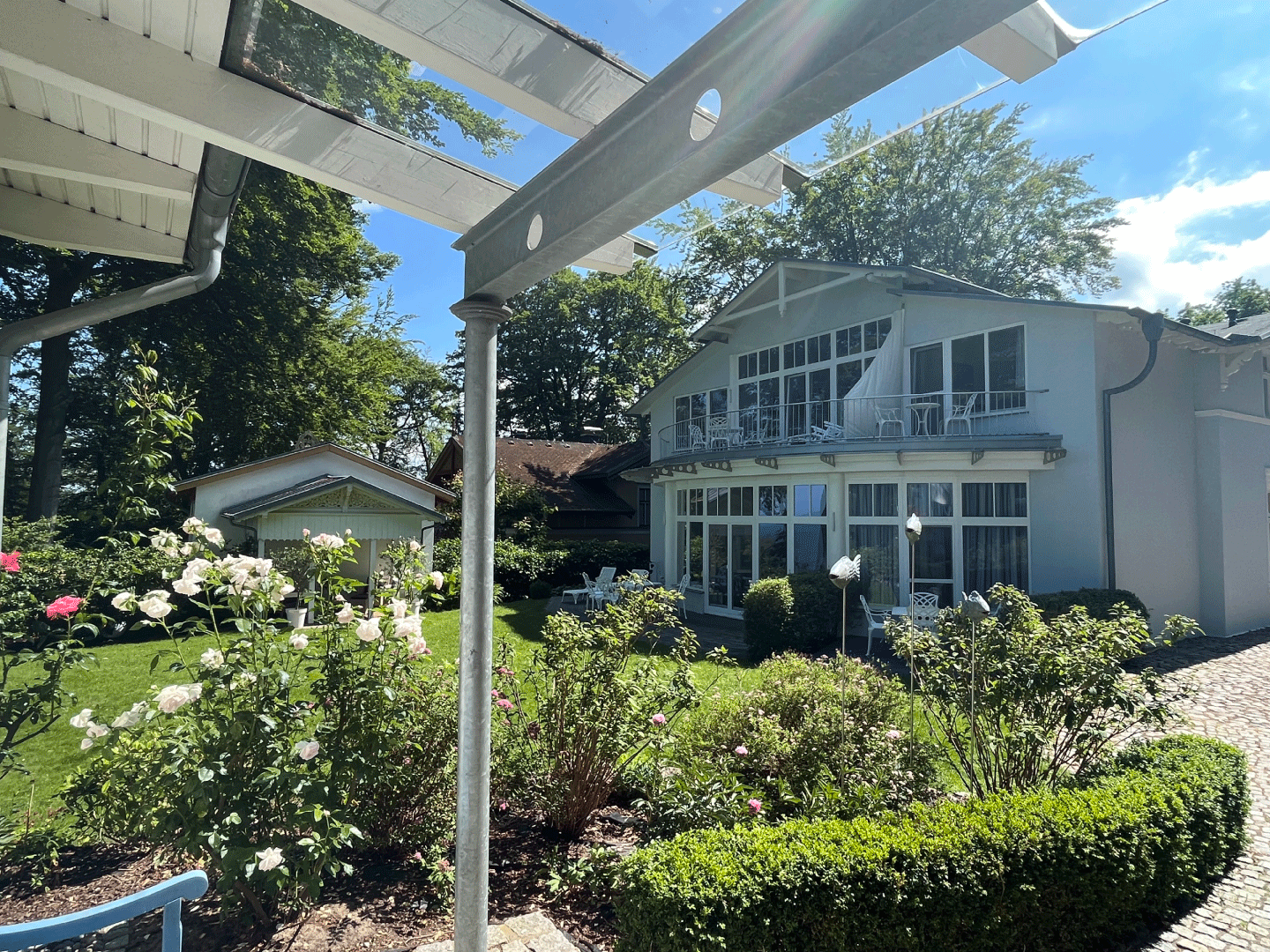 Frontansicht vom Teehaus der Villa Achterkerke