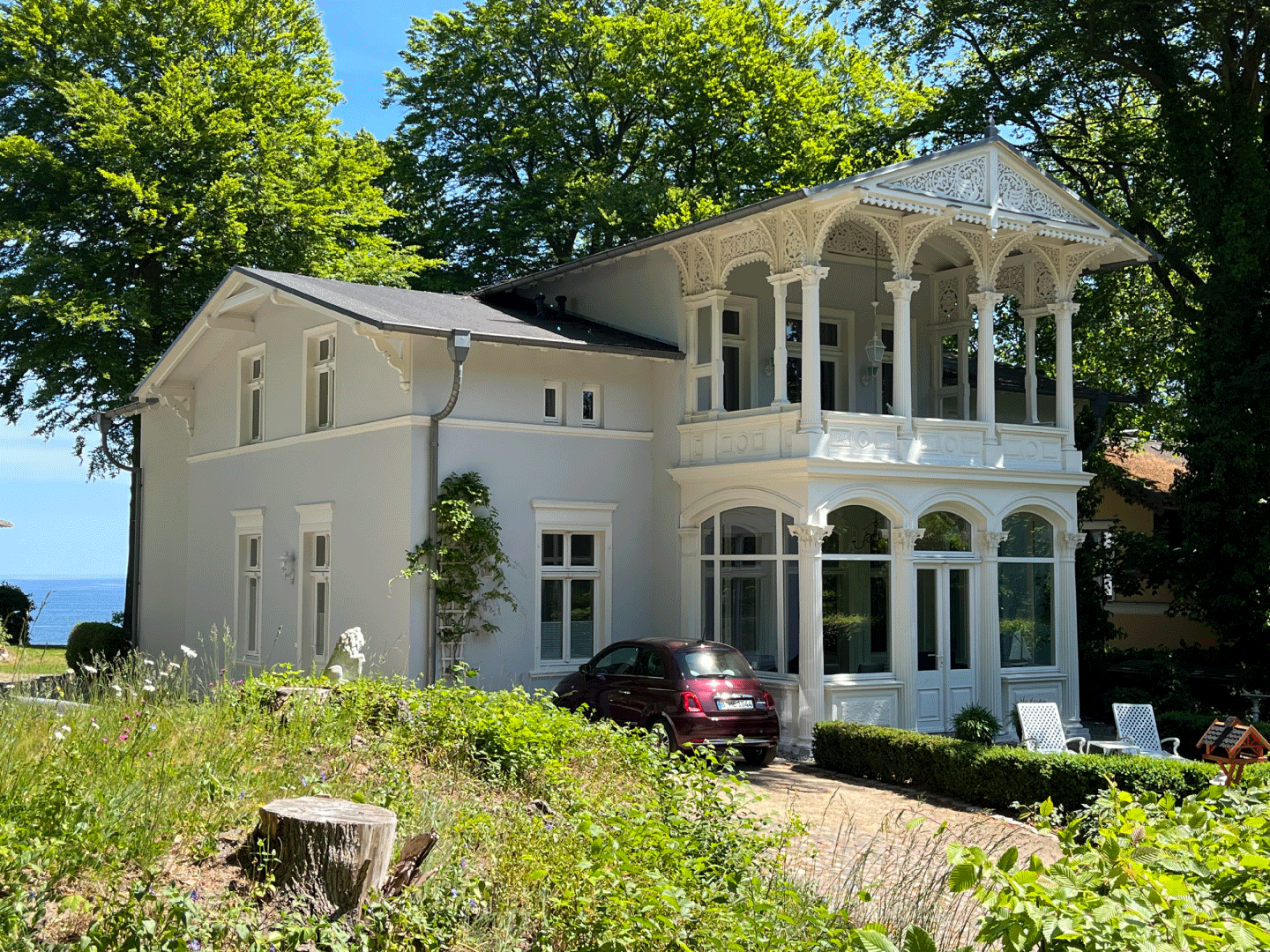 Frontansicht der Villa Achterkerke im Grünen