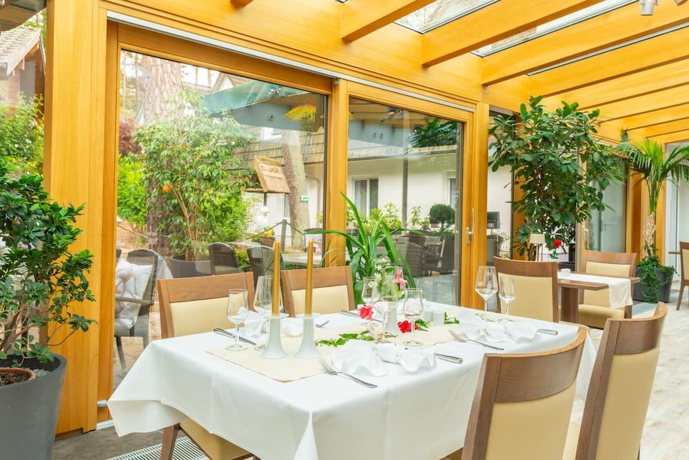 Ansicht eines Restaurants mit Panoramafenstern im Grünen 