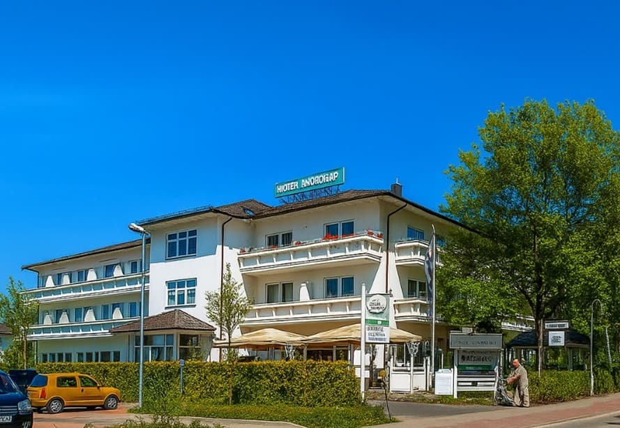 Frontalansicht eines weißen Hauses mit ausgelagerten Balkons 