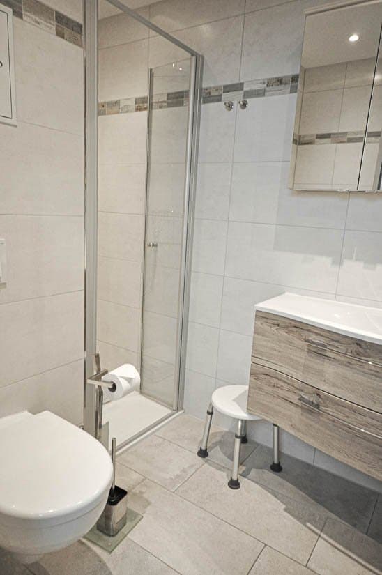 modern stilvoll eingerichtetes Badezimmer 