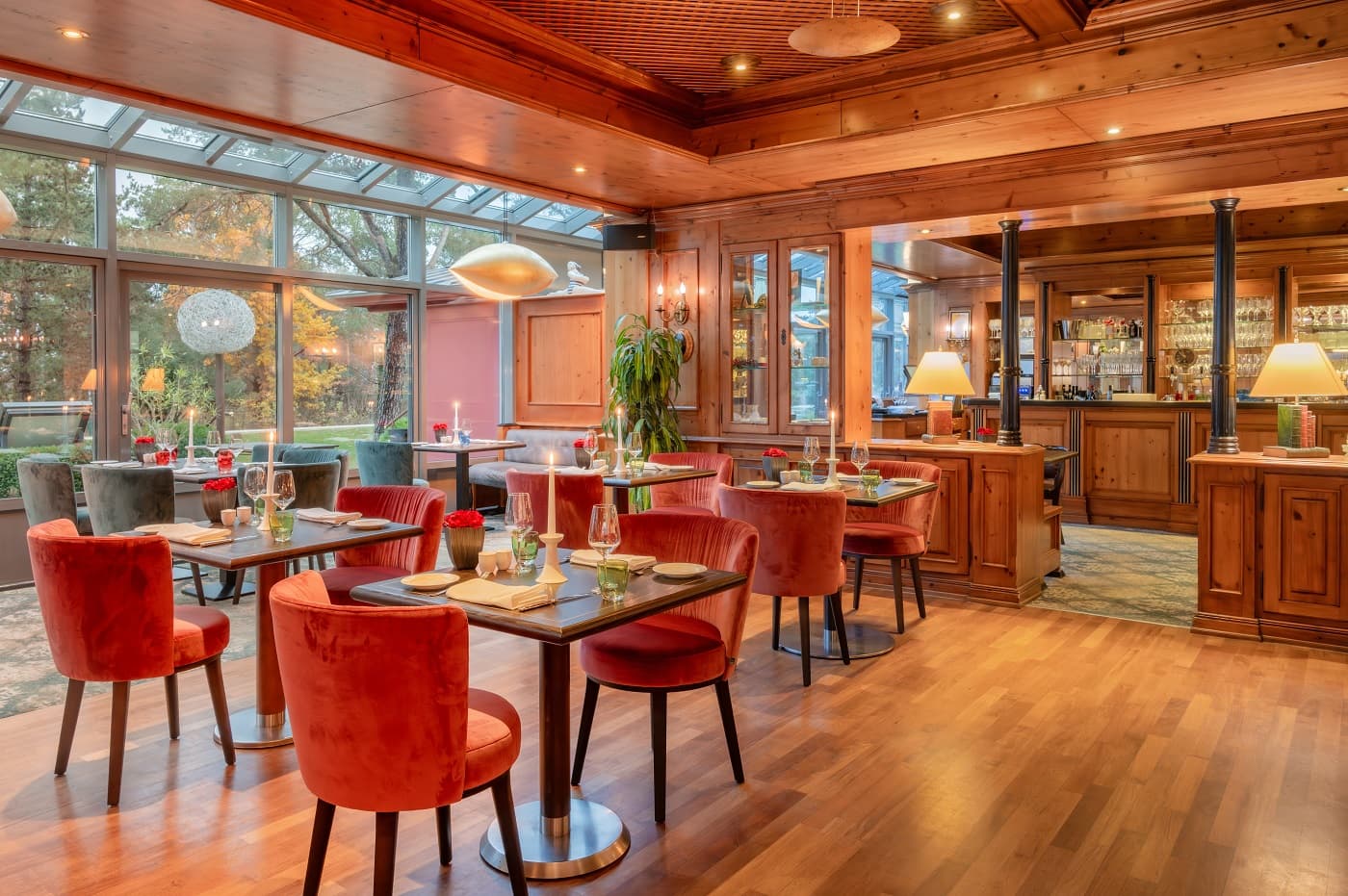 Einblick in den Essbereich des Restaurants Heinrichs mit hölzernen Böden und stilvoller Einrichtung 