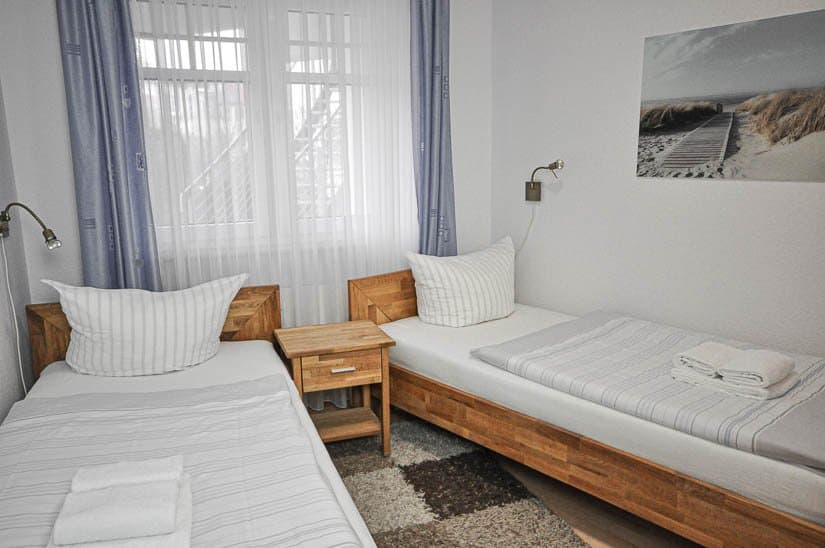 gemütliches Schlafzimmer mit zwei Einzelbetten in maritimer Optik