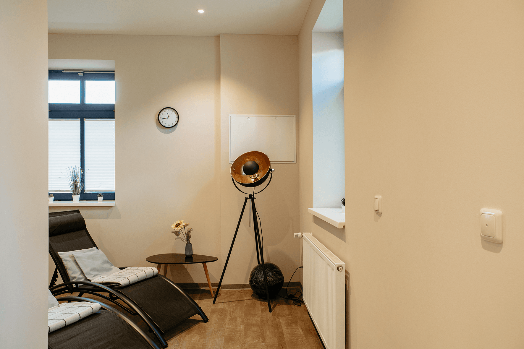 Liegestühle und Lampe, die zum Ausruhen einladen