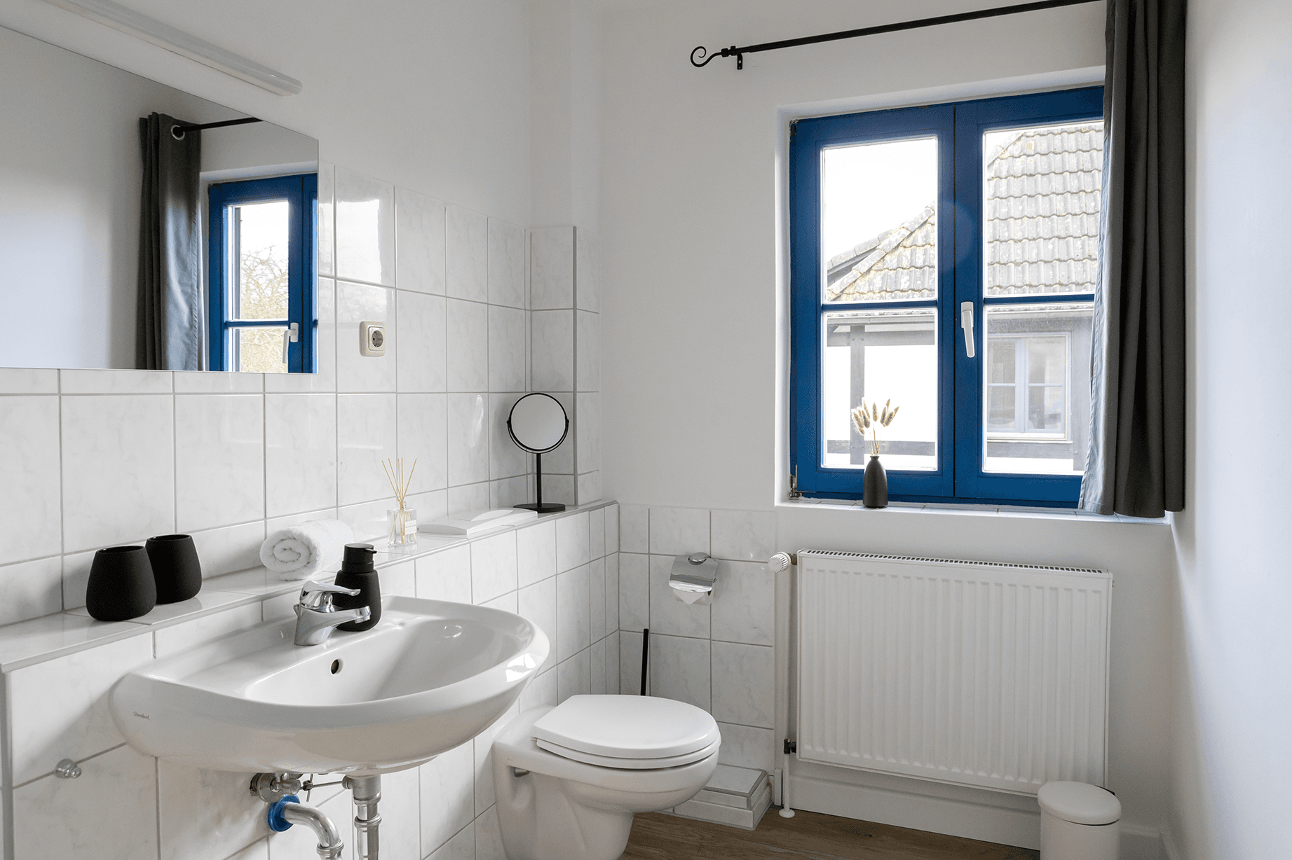 helles, weißes Badezimmer mit Fenster