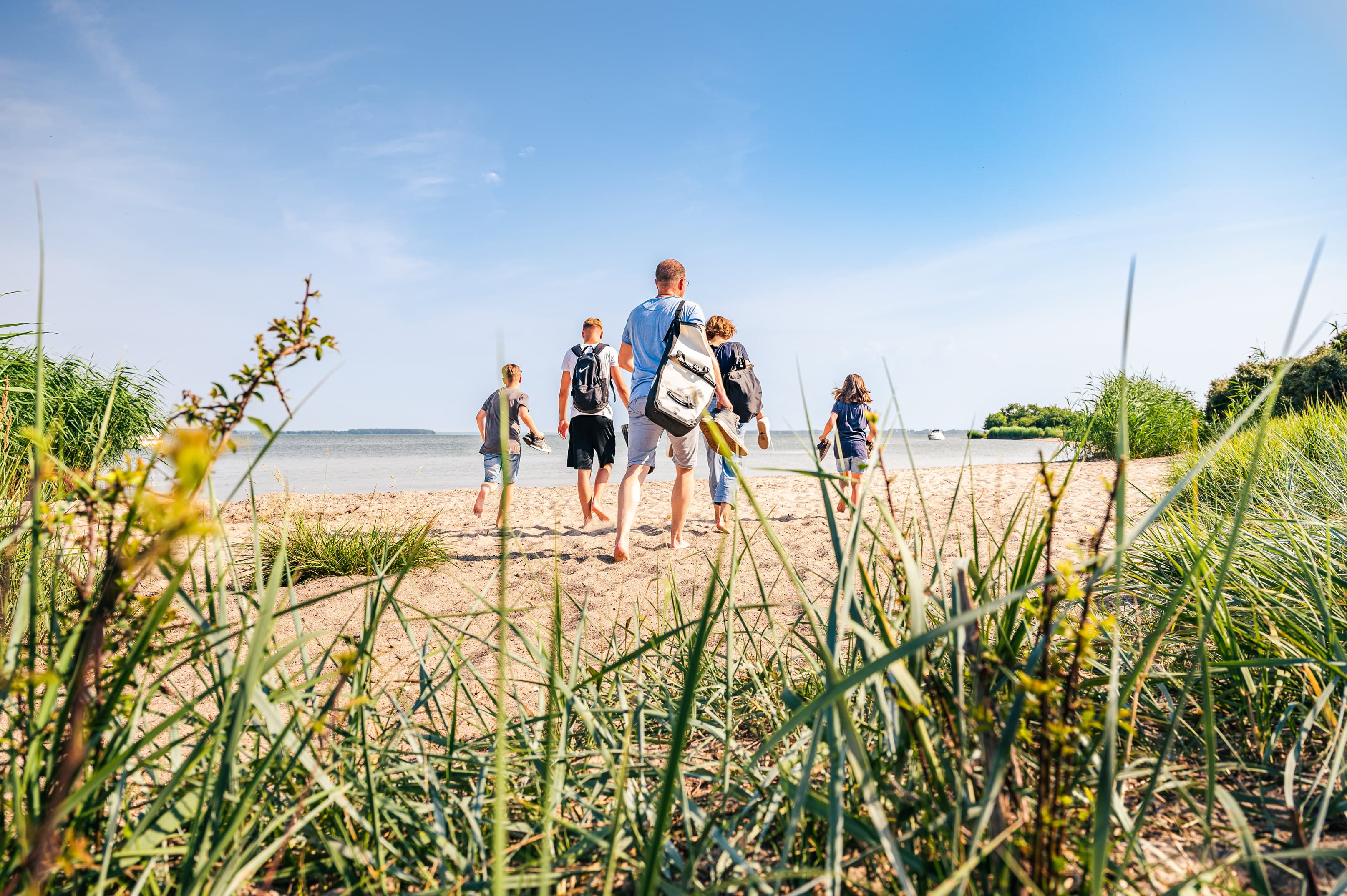 Familie auf dem Weg zur Badestelle