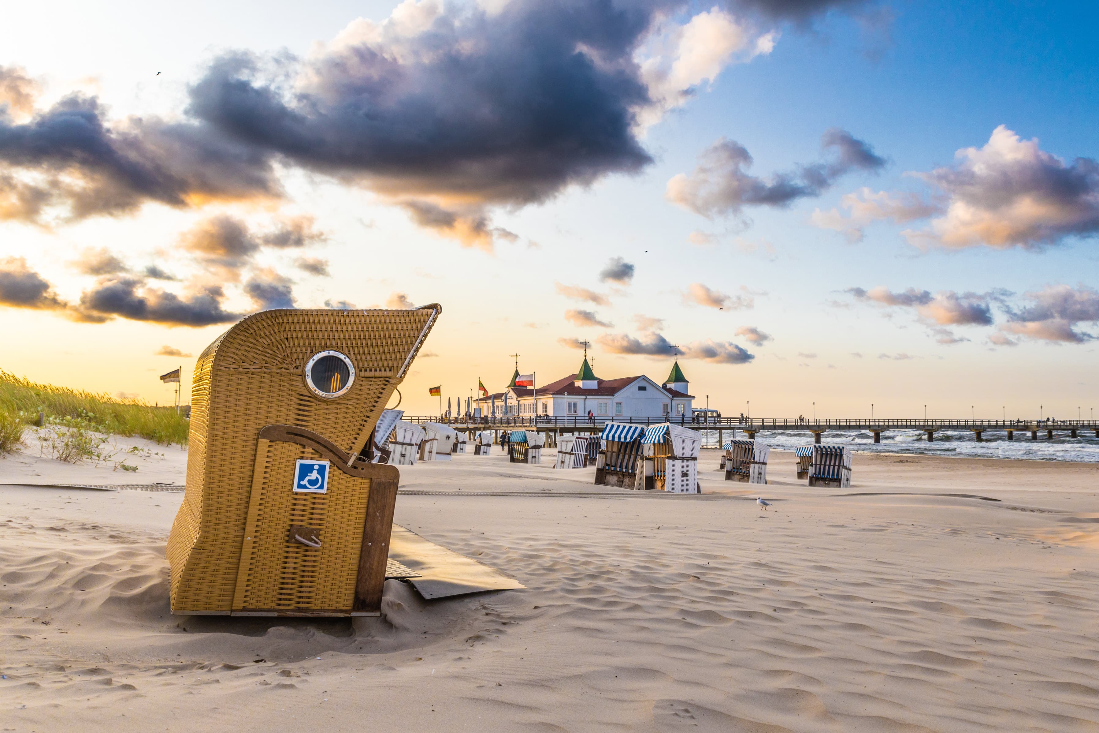 Barrierefreier Strandkorb vor der Ahlbecker Seebrücke