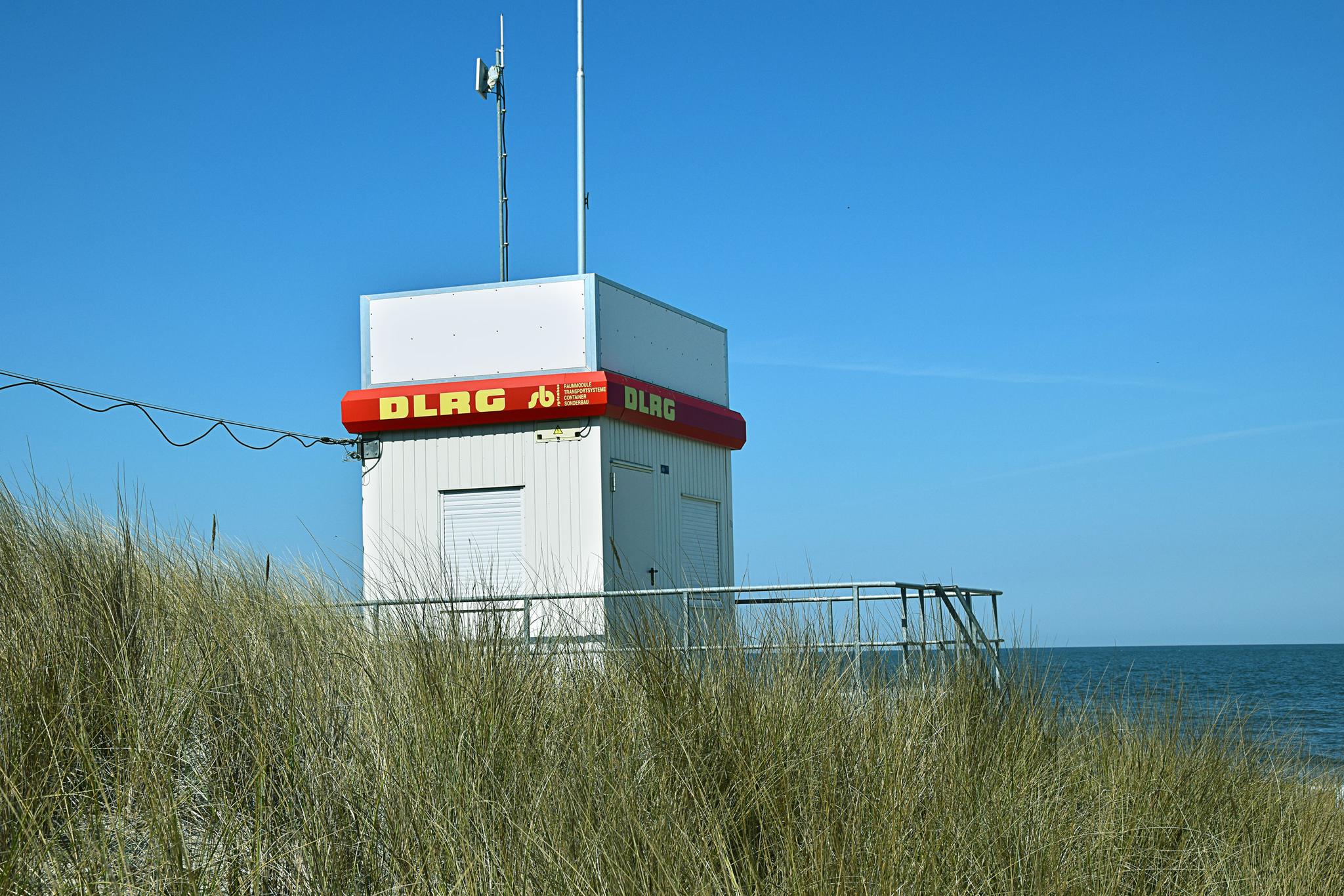 Wachturm mit DLRG-Aufschrift am Strand
