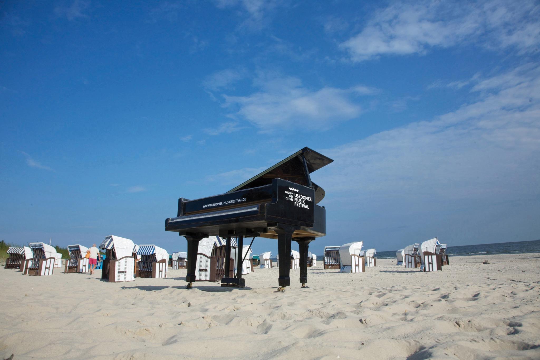 Konzertflügel am Strand mit Schriftzug "Usedomer Musikfestival"