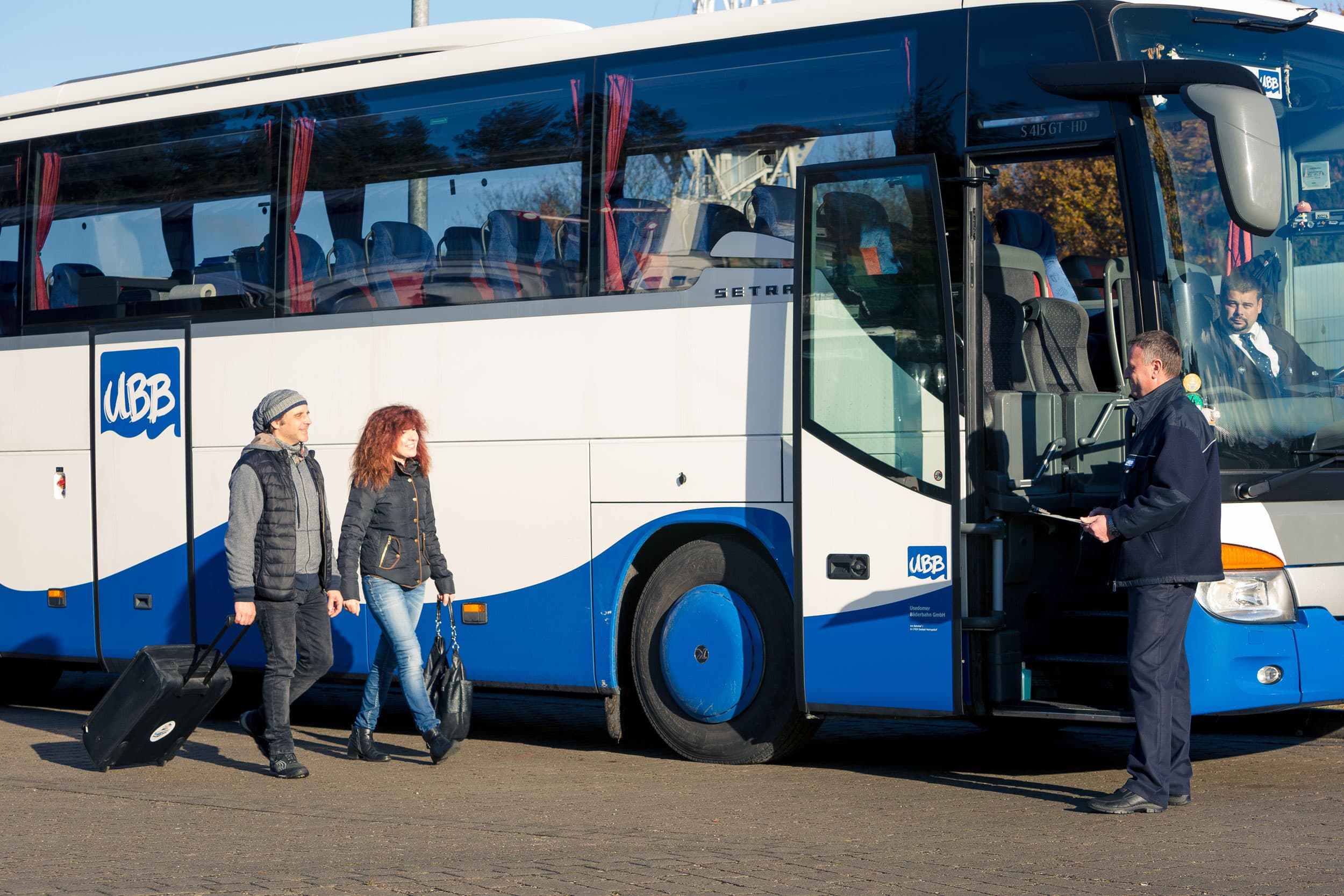 Personen vor einem UBB-Fernbus