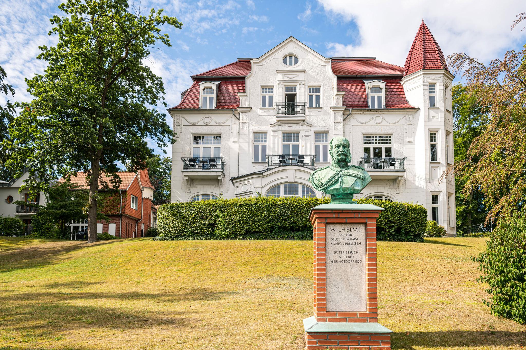 Villa Staudt mit Kaiser Wilhelm Statue in Heringsdorf