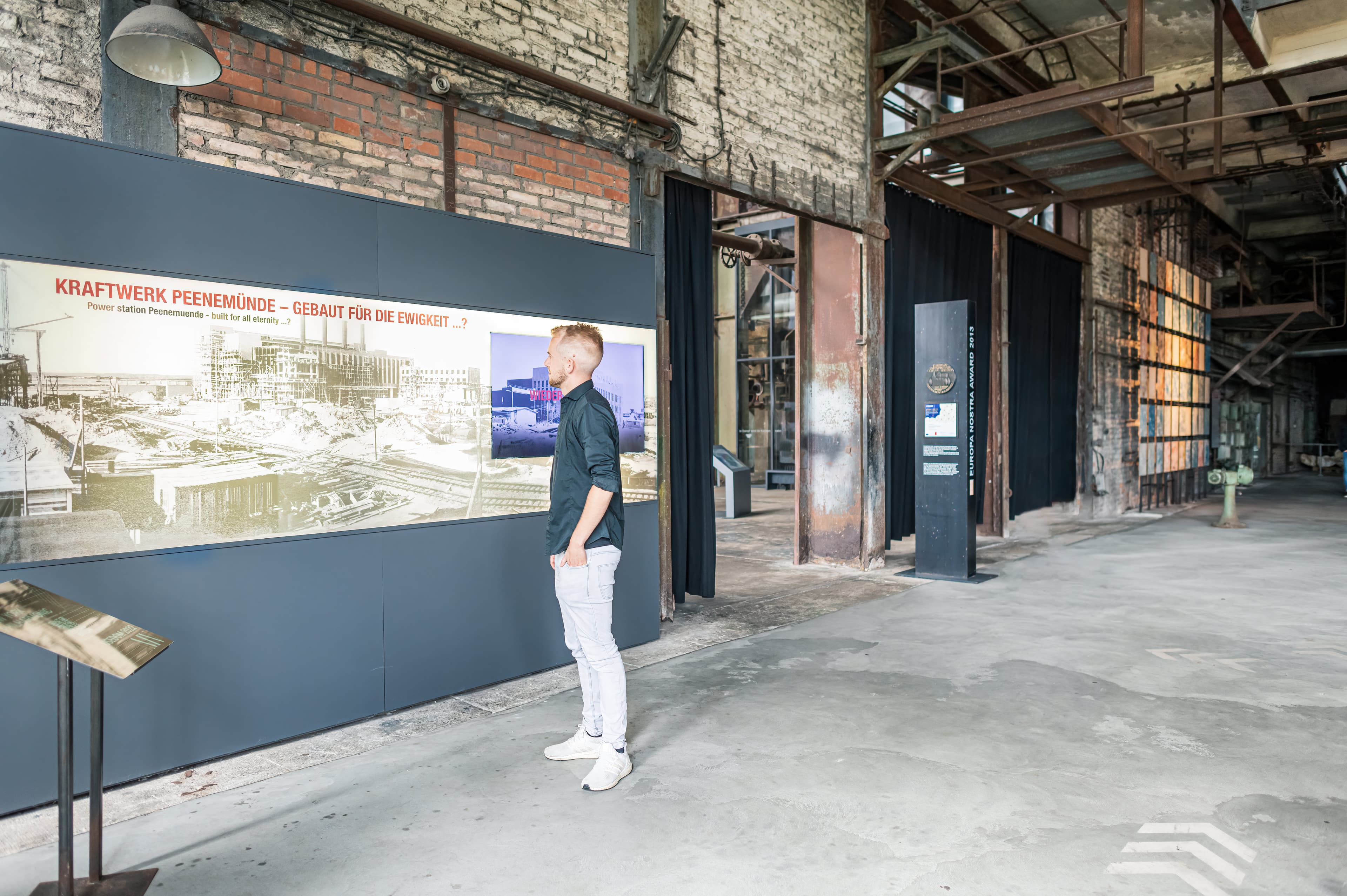Ein Mann betrachtet ein Infoscreen im Historisch-Technischen Museum Peenemünde.