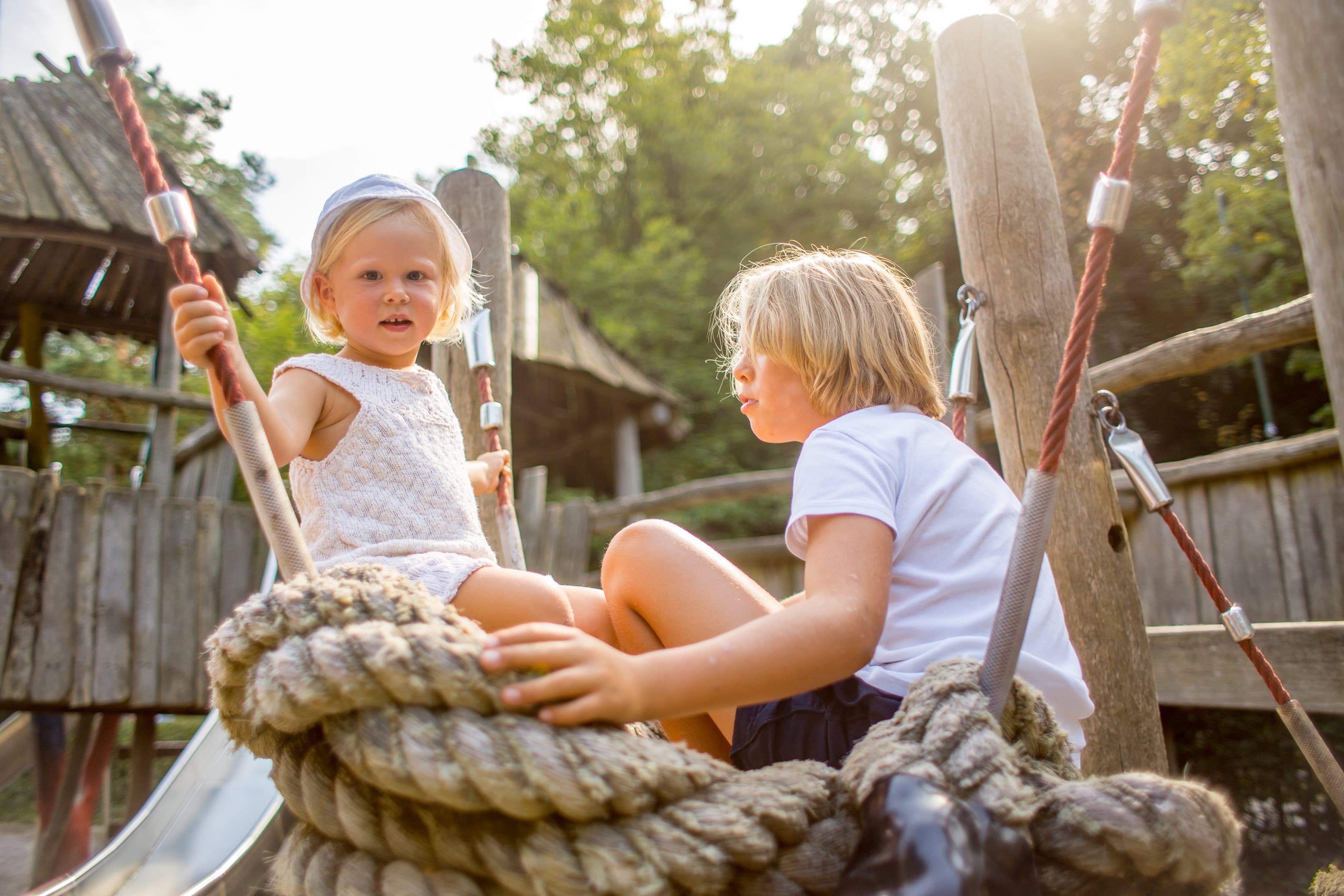 Kinder auf einem Spielplatz in den Kaiserbädern.