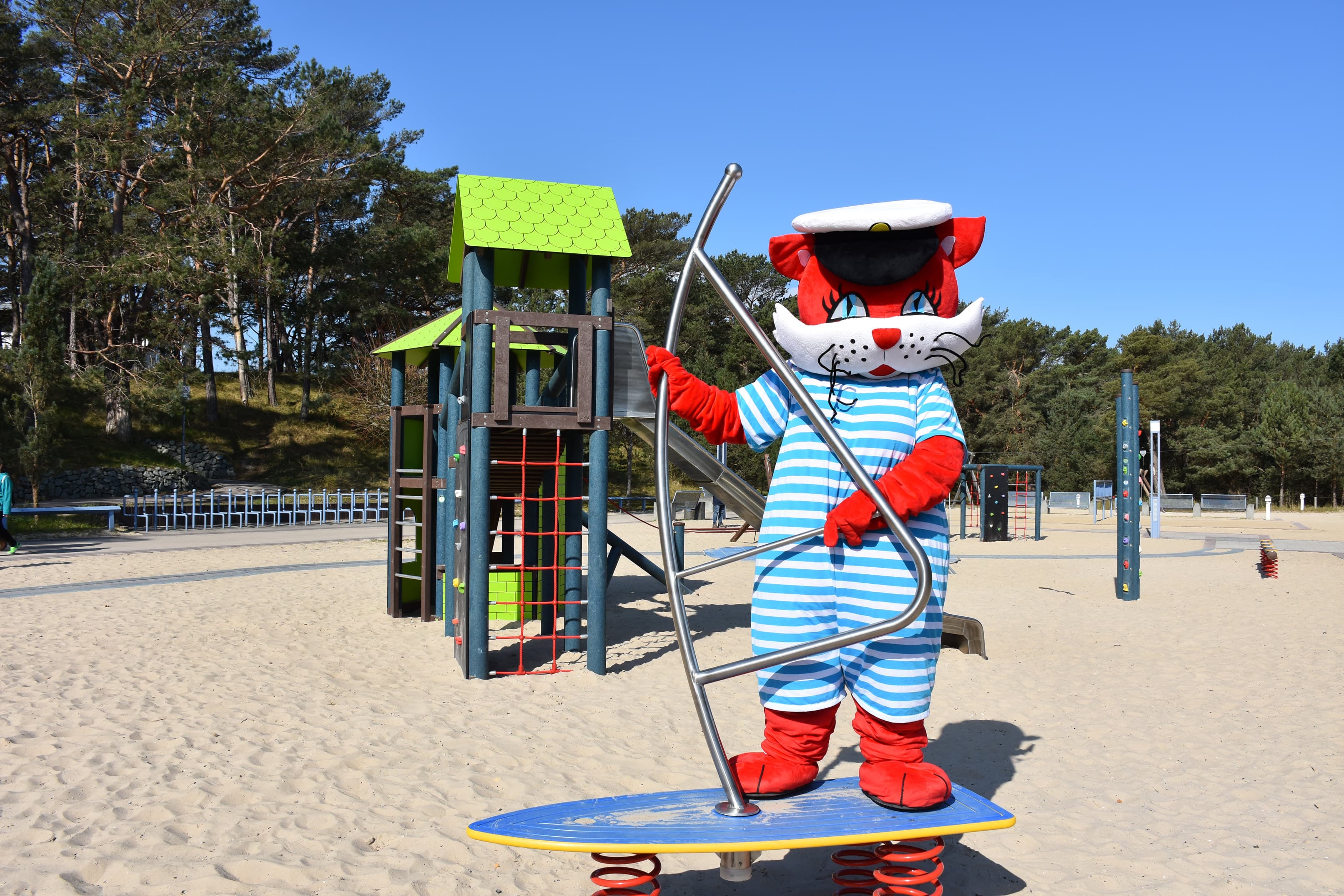 Maskottchen Fiete von Trassenheide auf einem Spielplatz