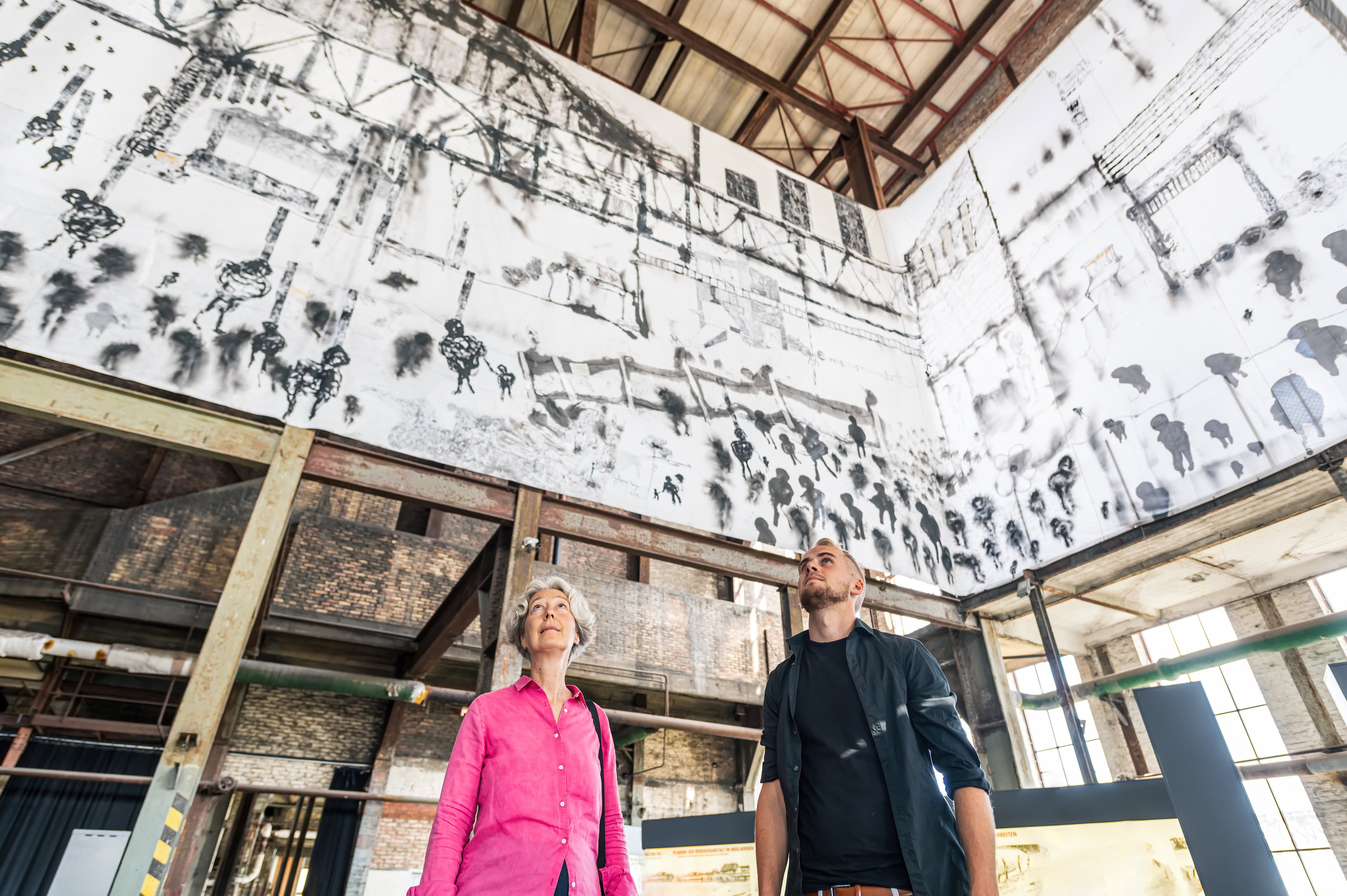 Museumsbesucher betrachten Kunstwerk im HTM-Peenemünde