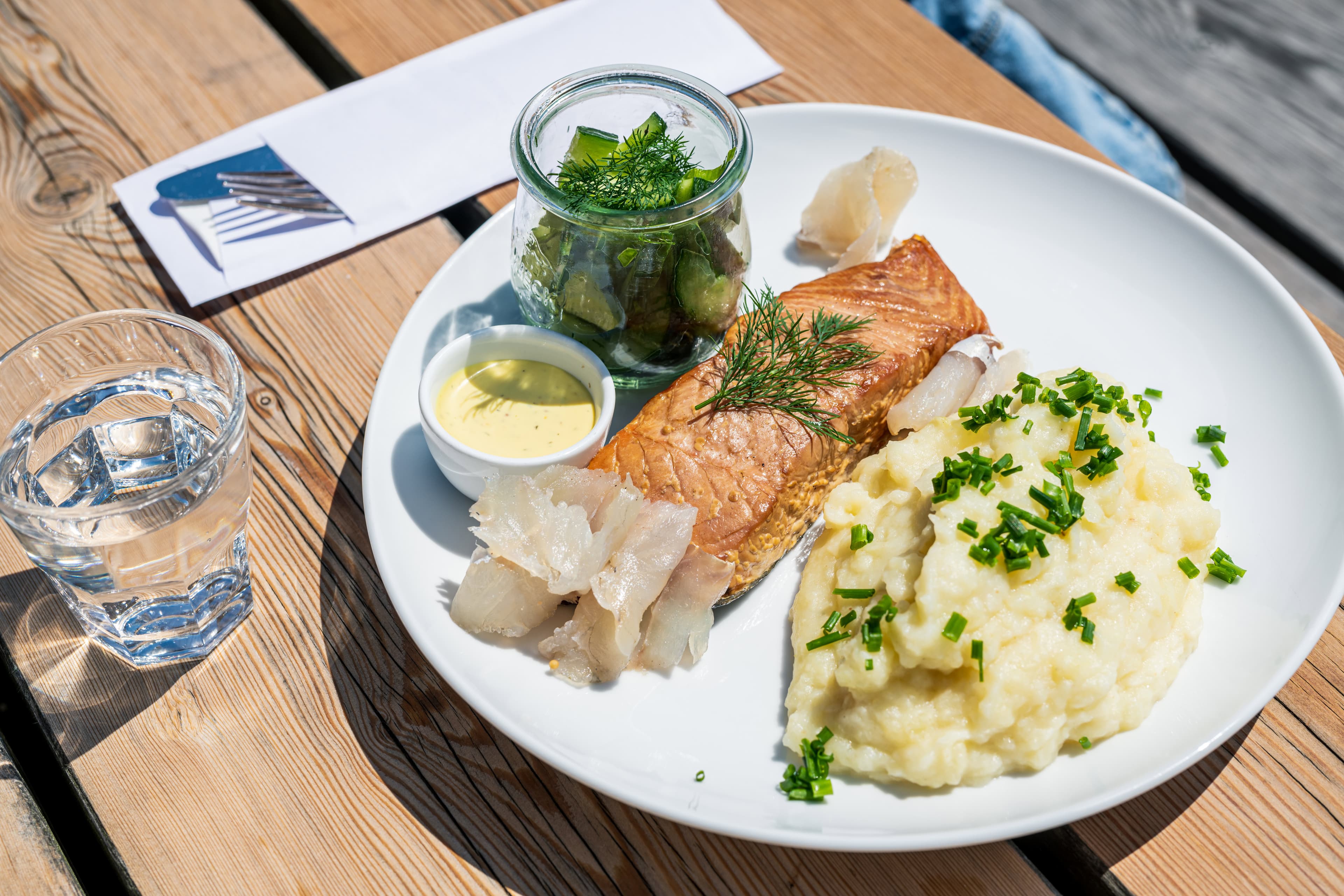 Fischgericht auf einem Tisch