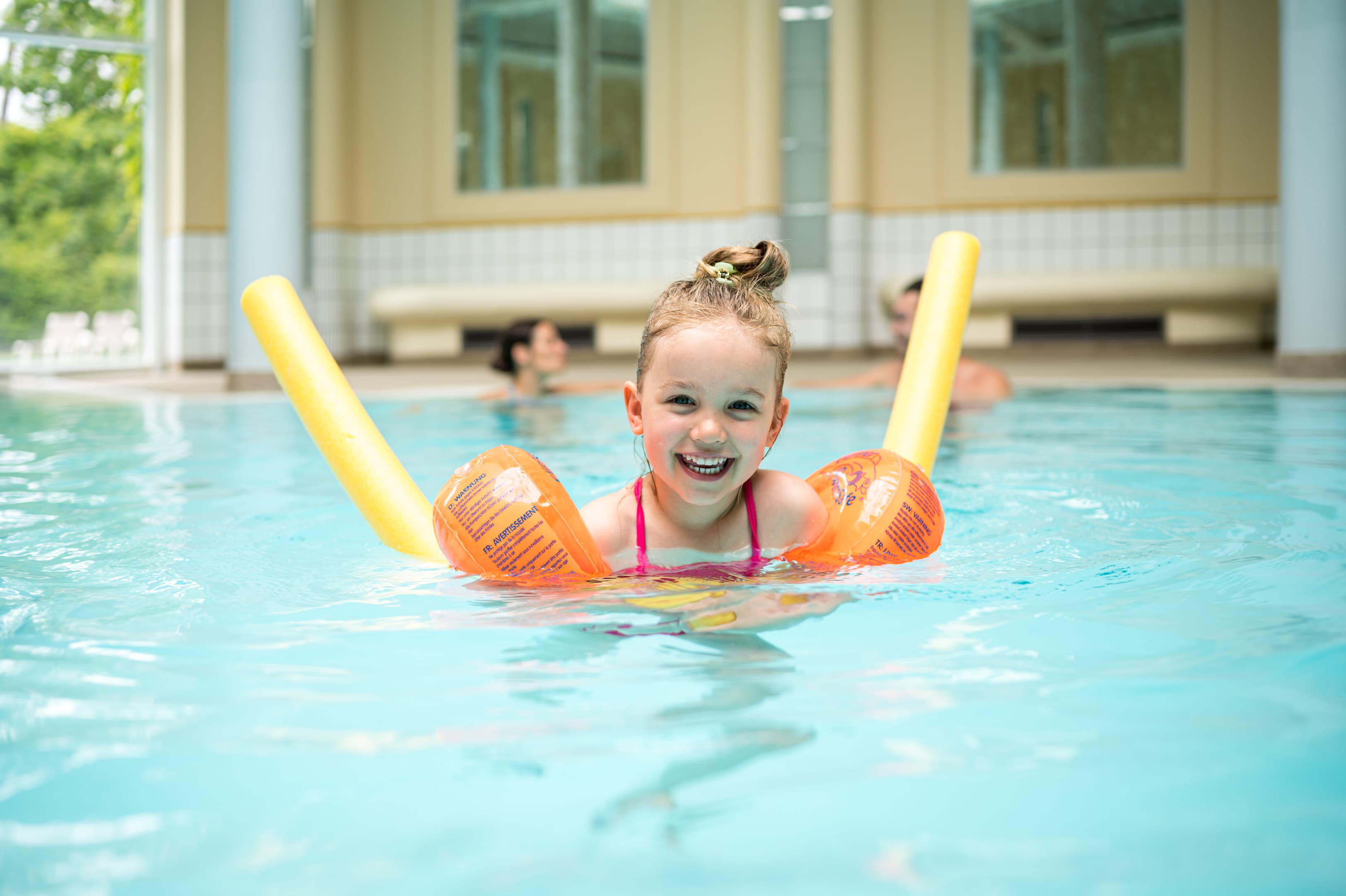 Kind schwimmt im Schwimmbad der OstseeTherme.