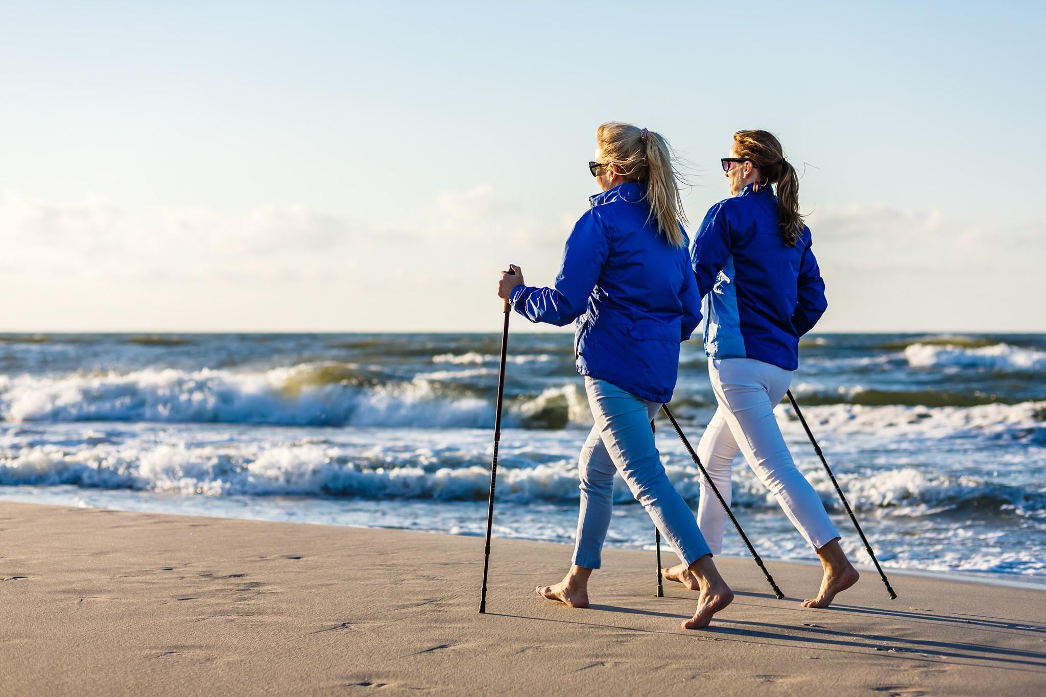 Zwei Frauen beim Nordic Walking am Strand