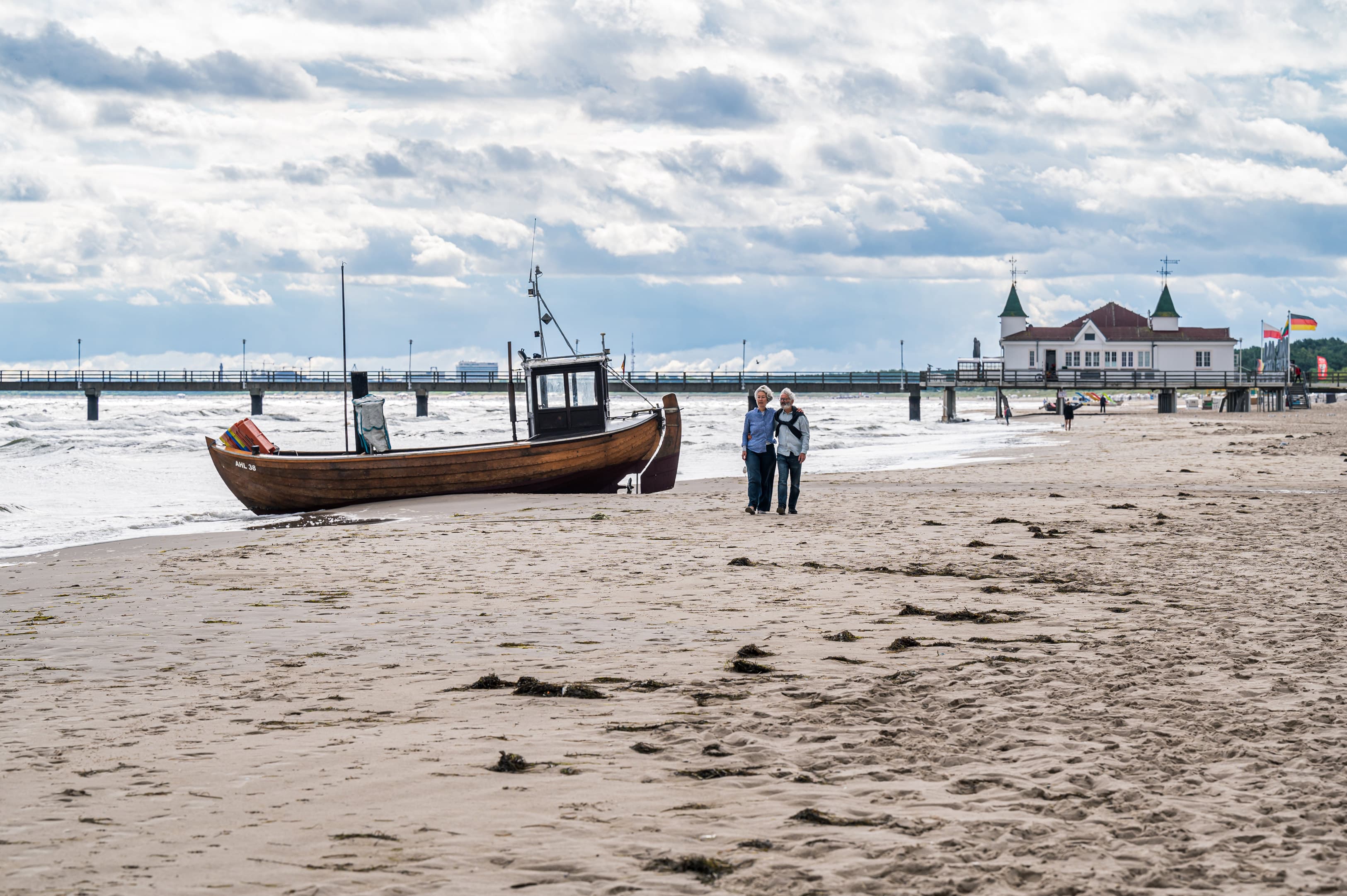 Strand der Kaiserbäder mit Fischkutter und Ahlbecker Seebrücke im Hintergrund