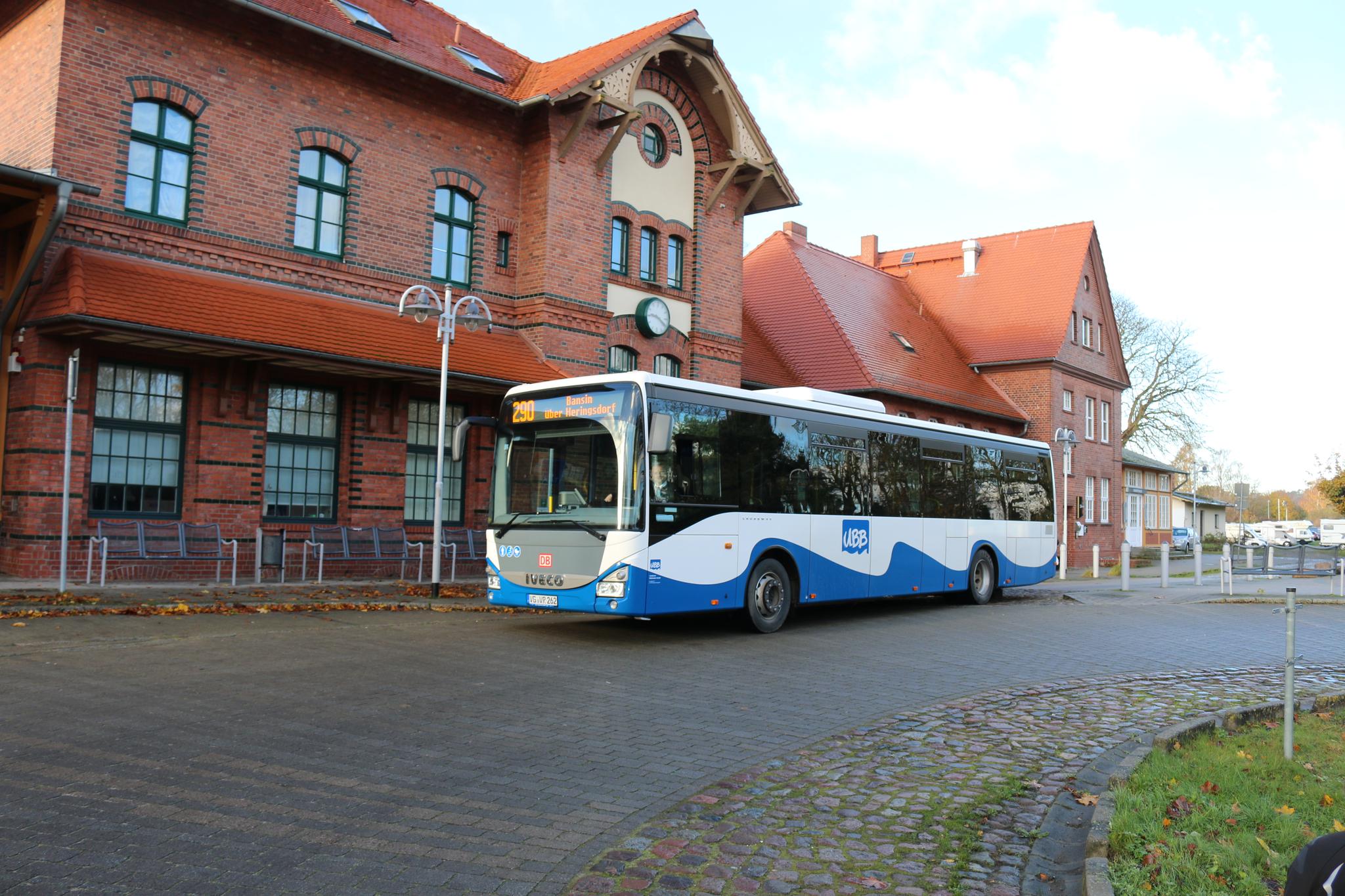 Bus vor dem Bahnhof in Ahlbeck