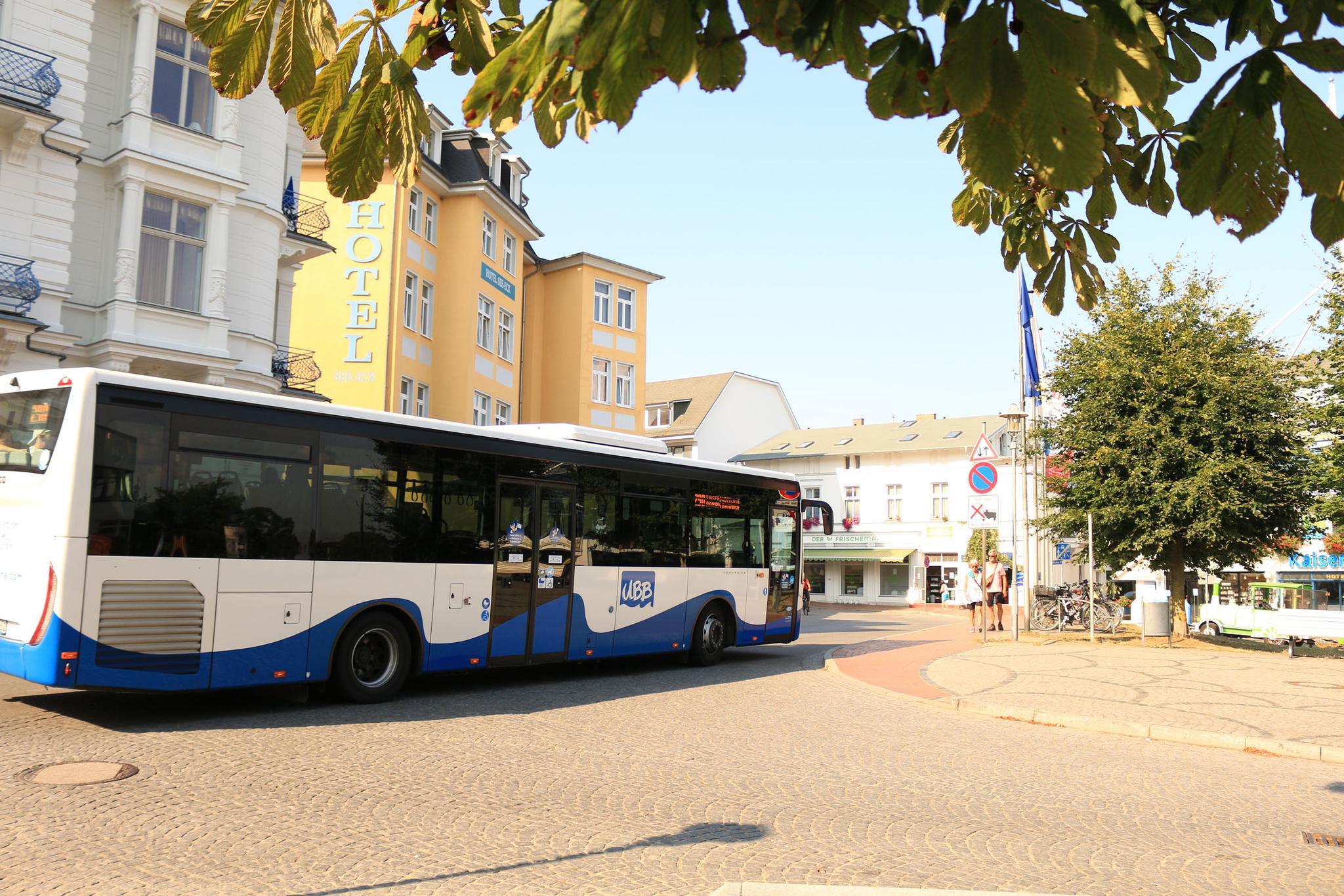 UBB-Linienbus fährt durch Heringsdorf 