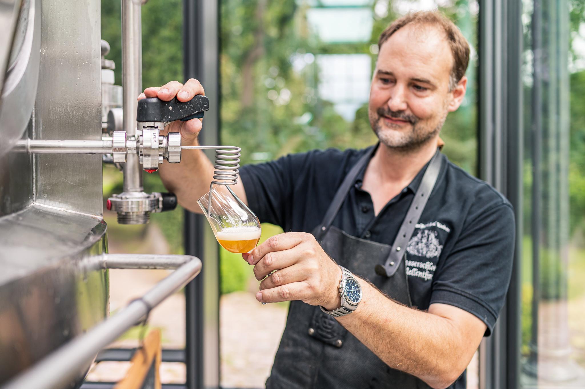 Ein Mann zapft Bier in der Brauerei vom Wasserschloss Mellenthin.