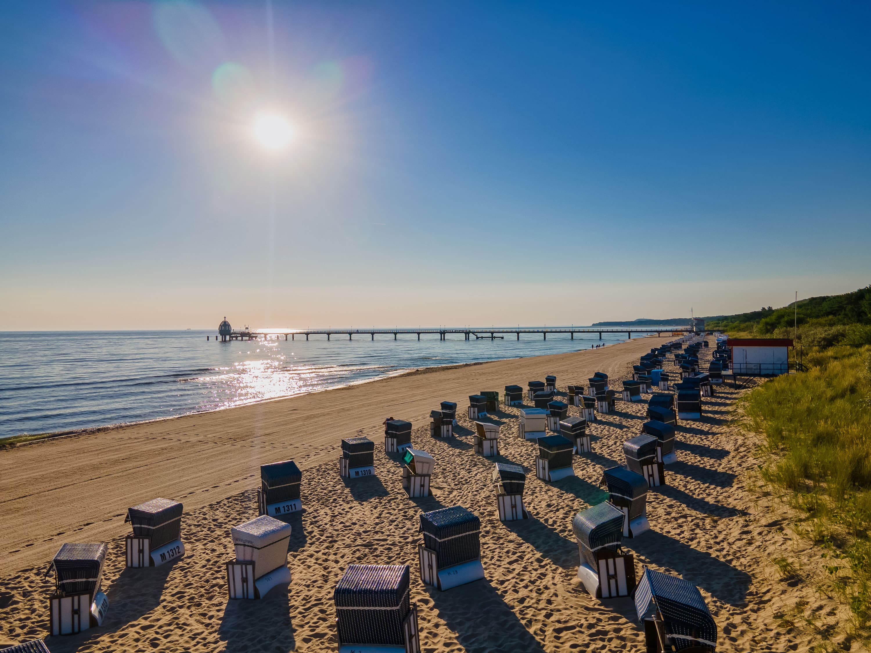 Blick auf Strandkörbe und Seebrücke in Zinnowitz