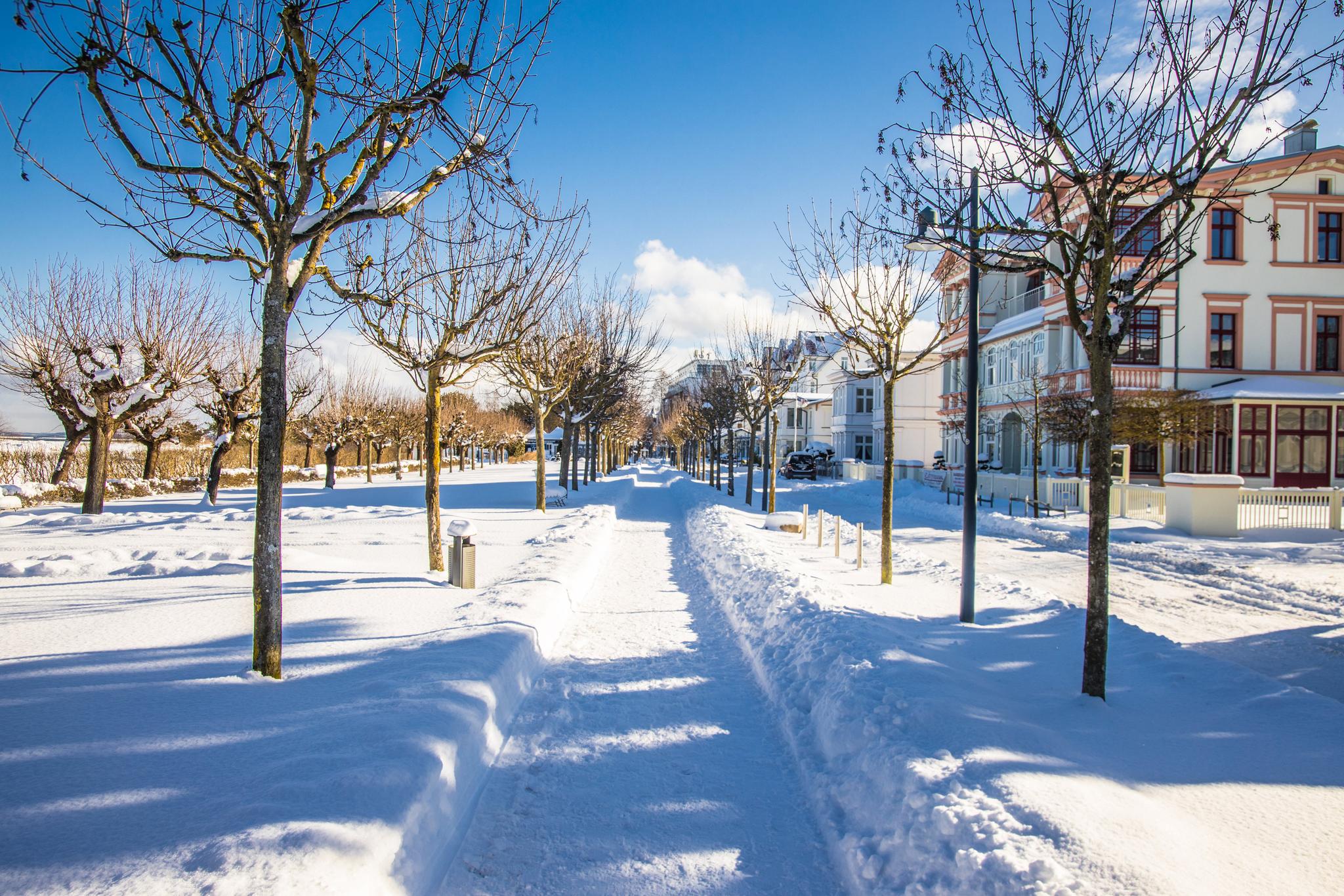 Promenade und Bädervillen im Schnee
