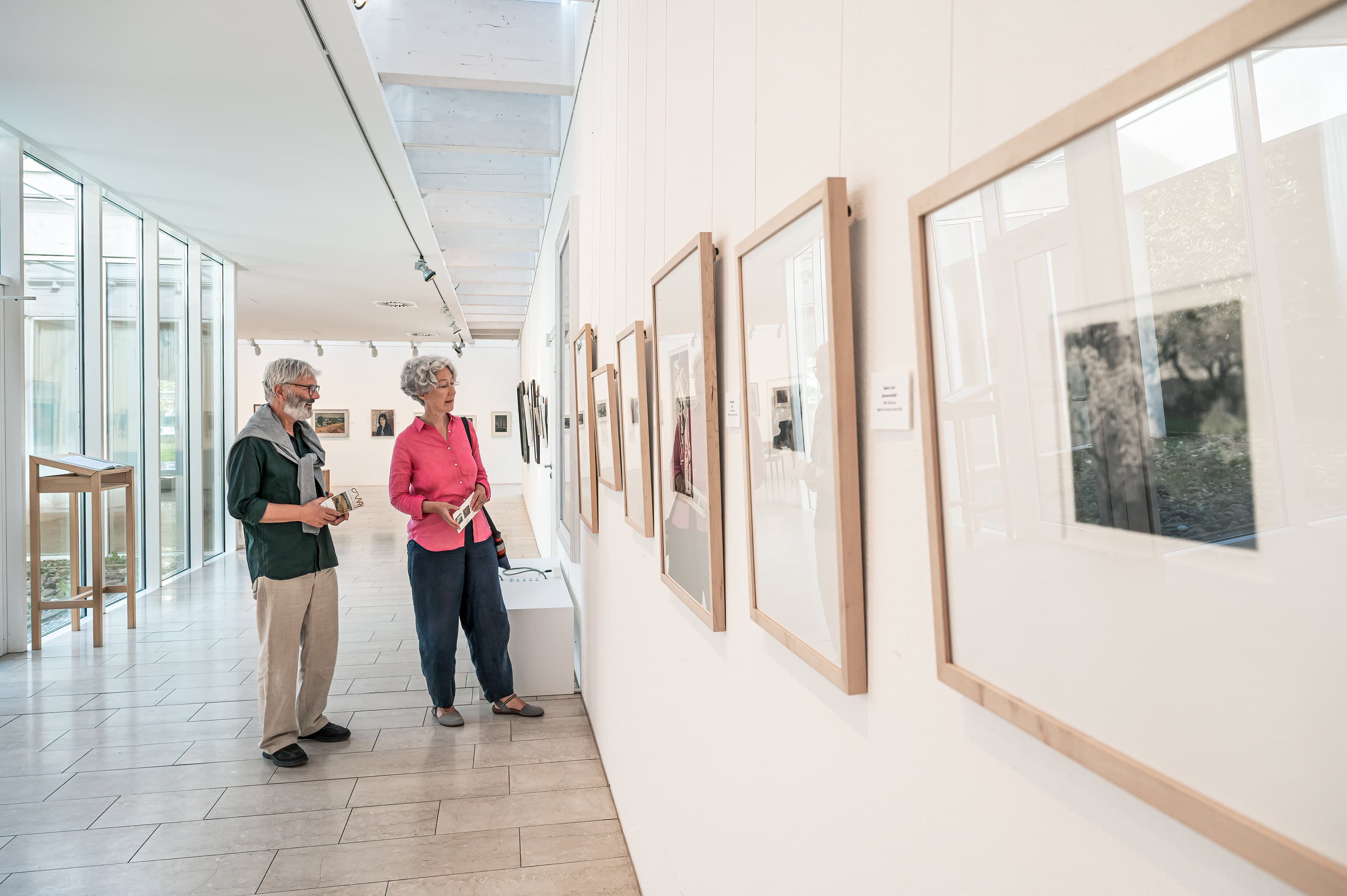 Pärchen betrachtet Gemälde in einer Galerie.