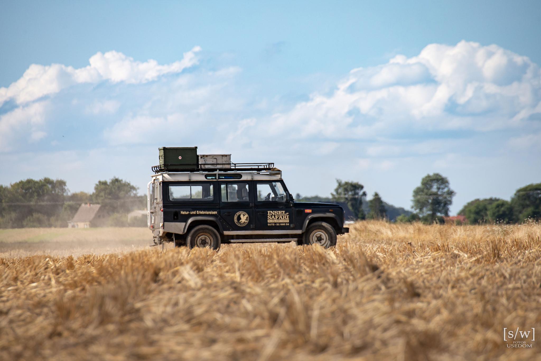 Land Rover der Insel-Safari Usedom fährt auf einem Feldweg