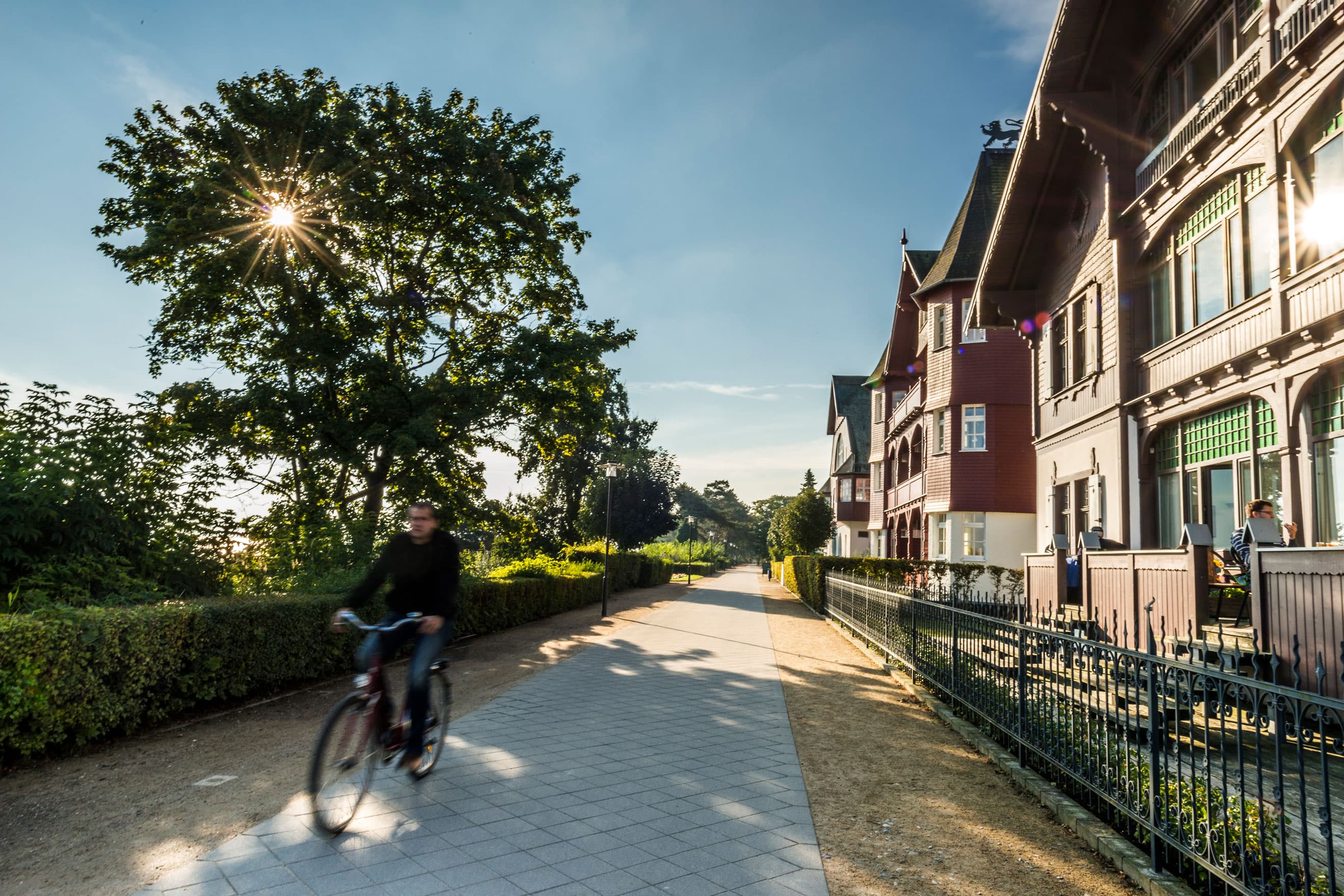 Fahrradfahrer fährt entlang der Bädervillen auf der Promenade.