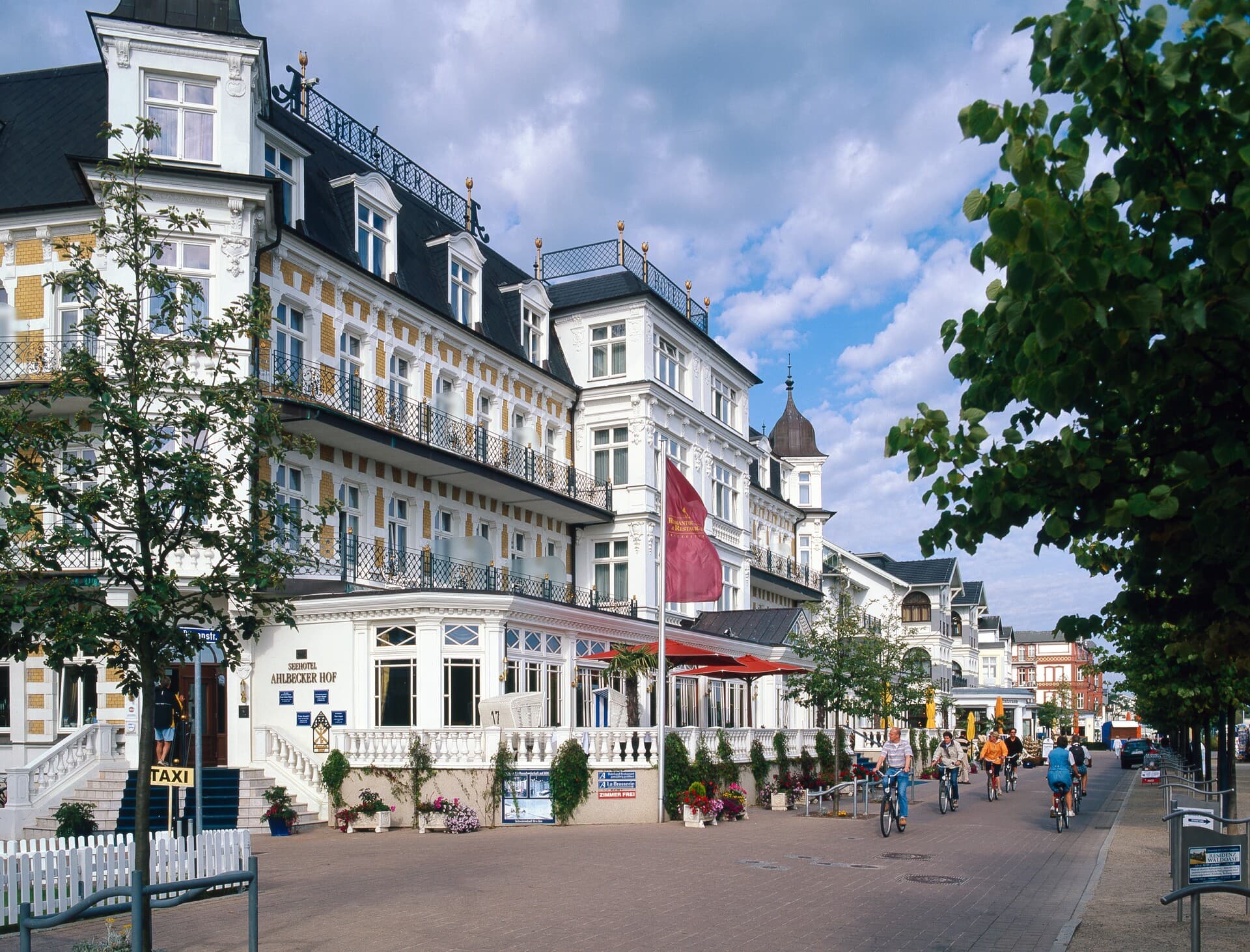 Strandpromenade mit Bädervillen in Ahlbeck