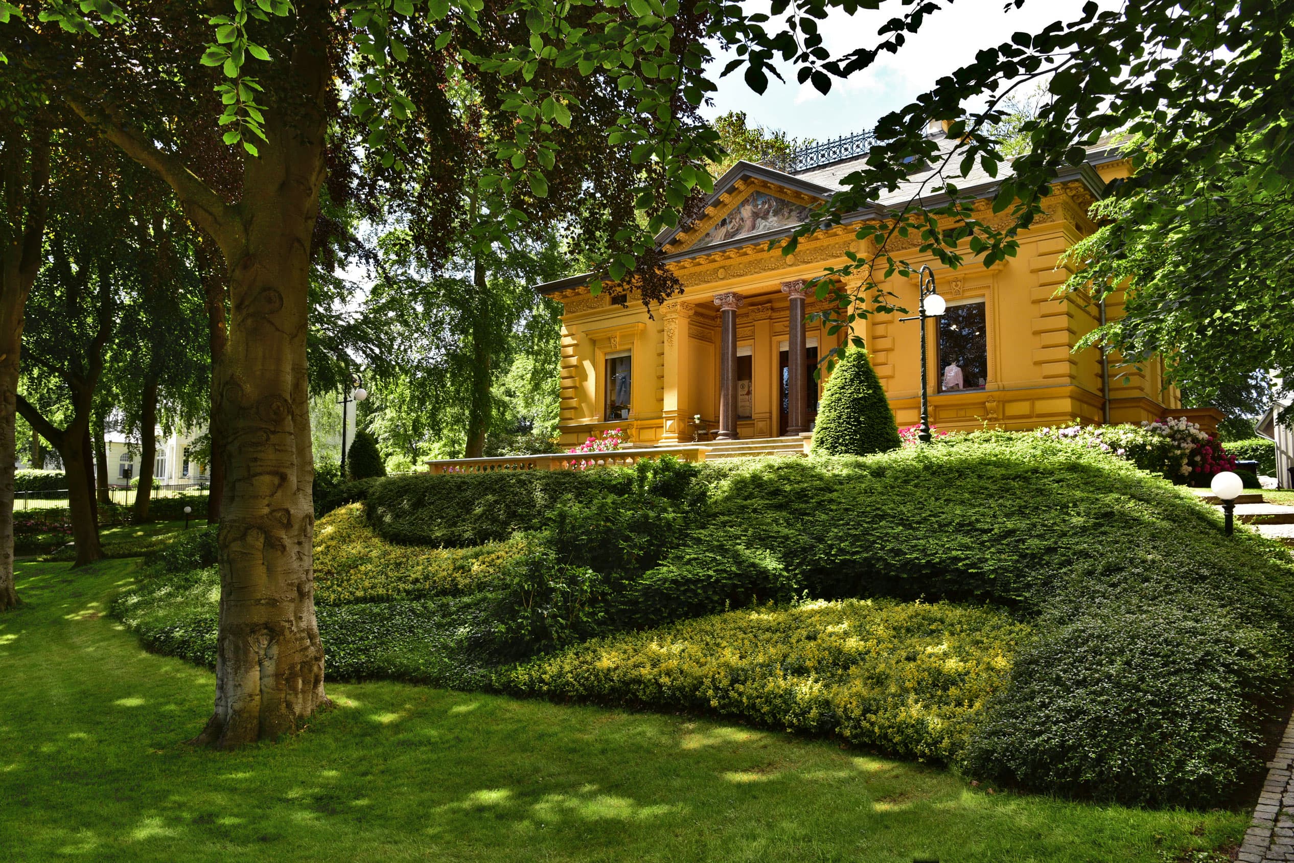 Villa Öchsler in Heringsdorf. A yellow villa built in the traditional seaside resort architectural style, not far from the Heringsdorf pier.