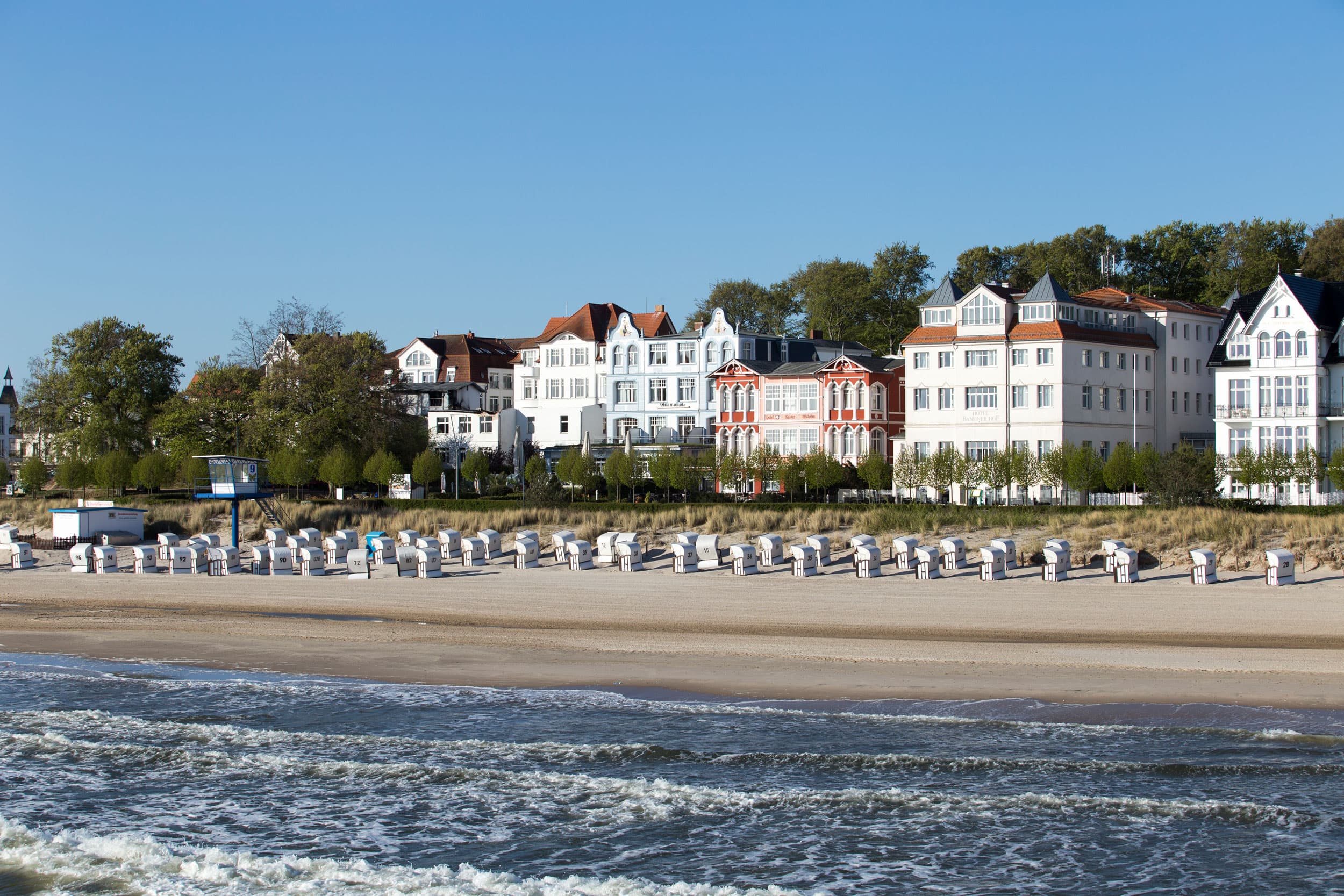 Blick auf die Bansiner Bädervillen am Strand