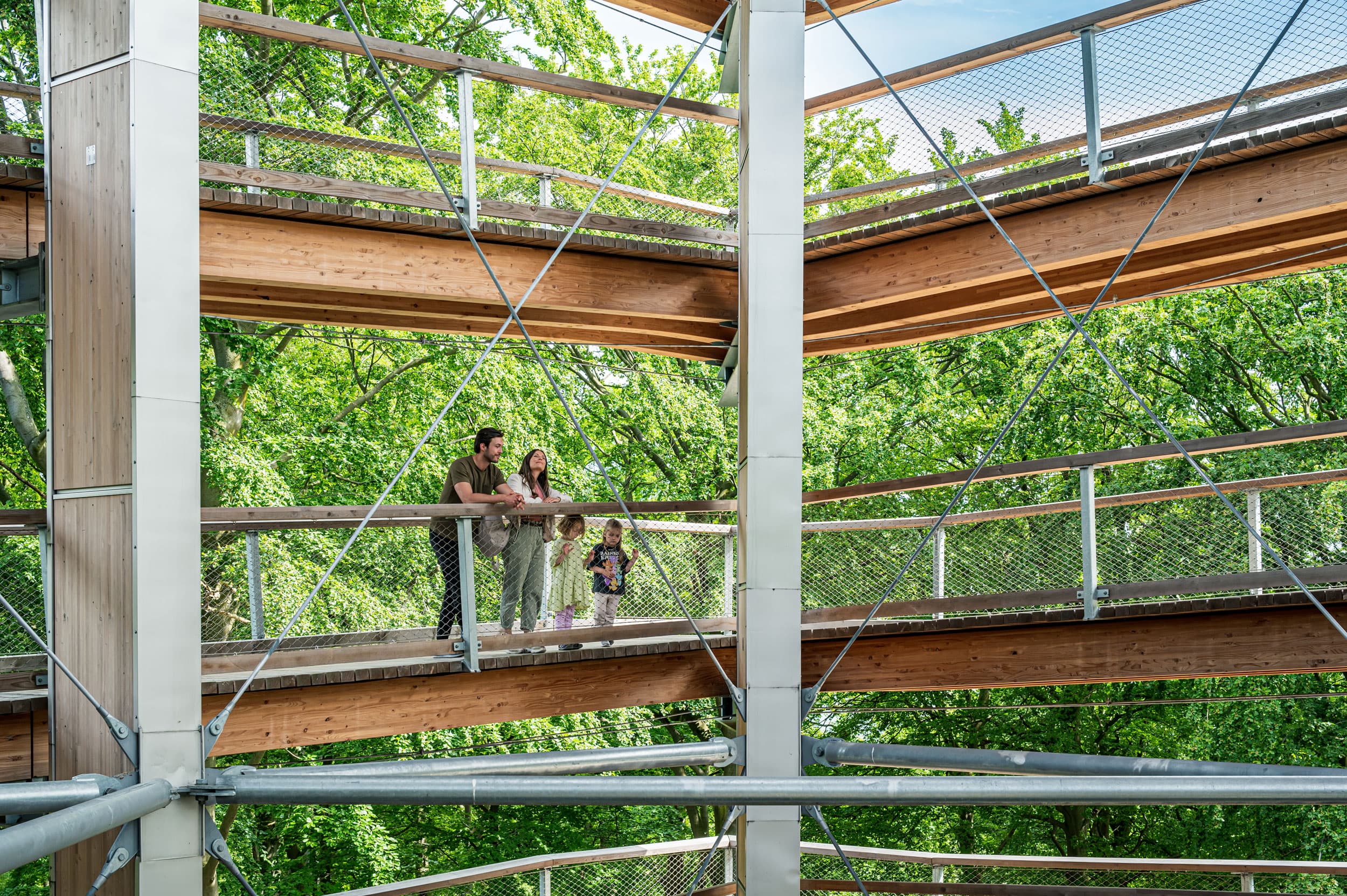 Familie auf dem Turm des Baumwipfelpfades