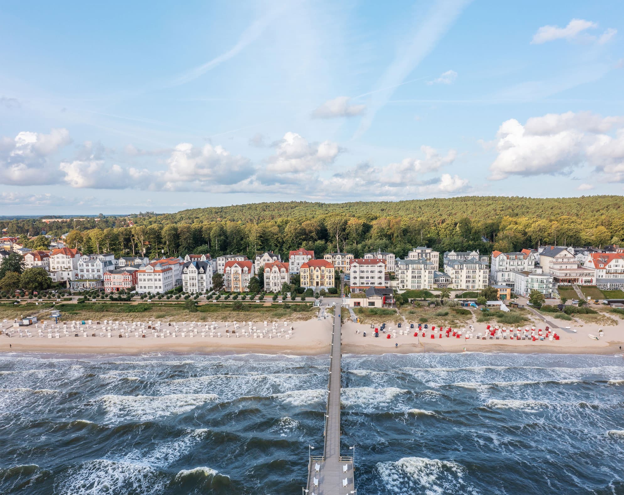 Drohnenaufnahme der Bäderarchitektur im Seebad Bansin auf der Insel Usedom
